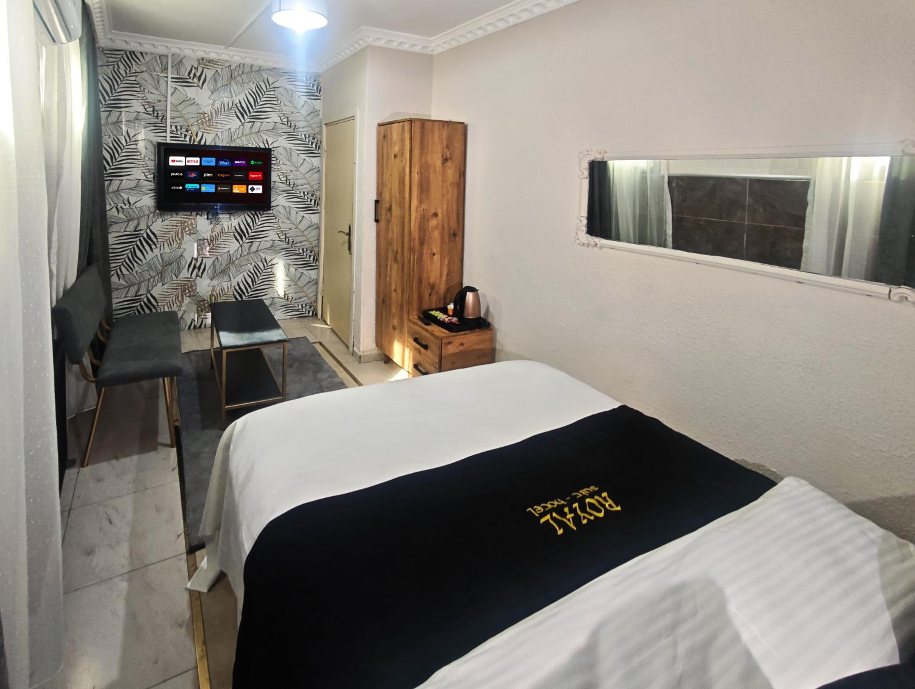 Basement Double Room with Shared Bathroom photo 2