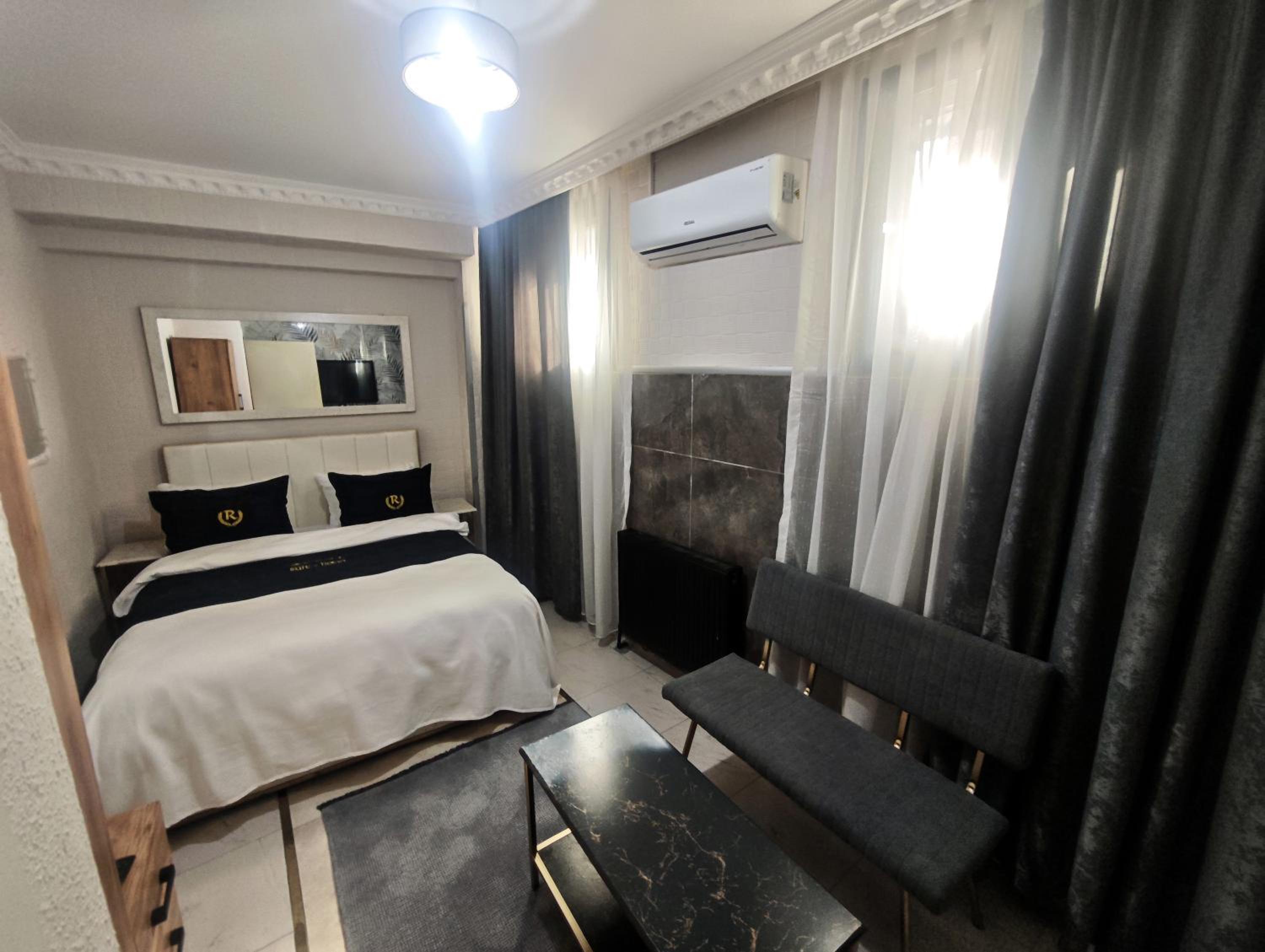 Basement Double Room with Shared Bathroom photo 3