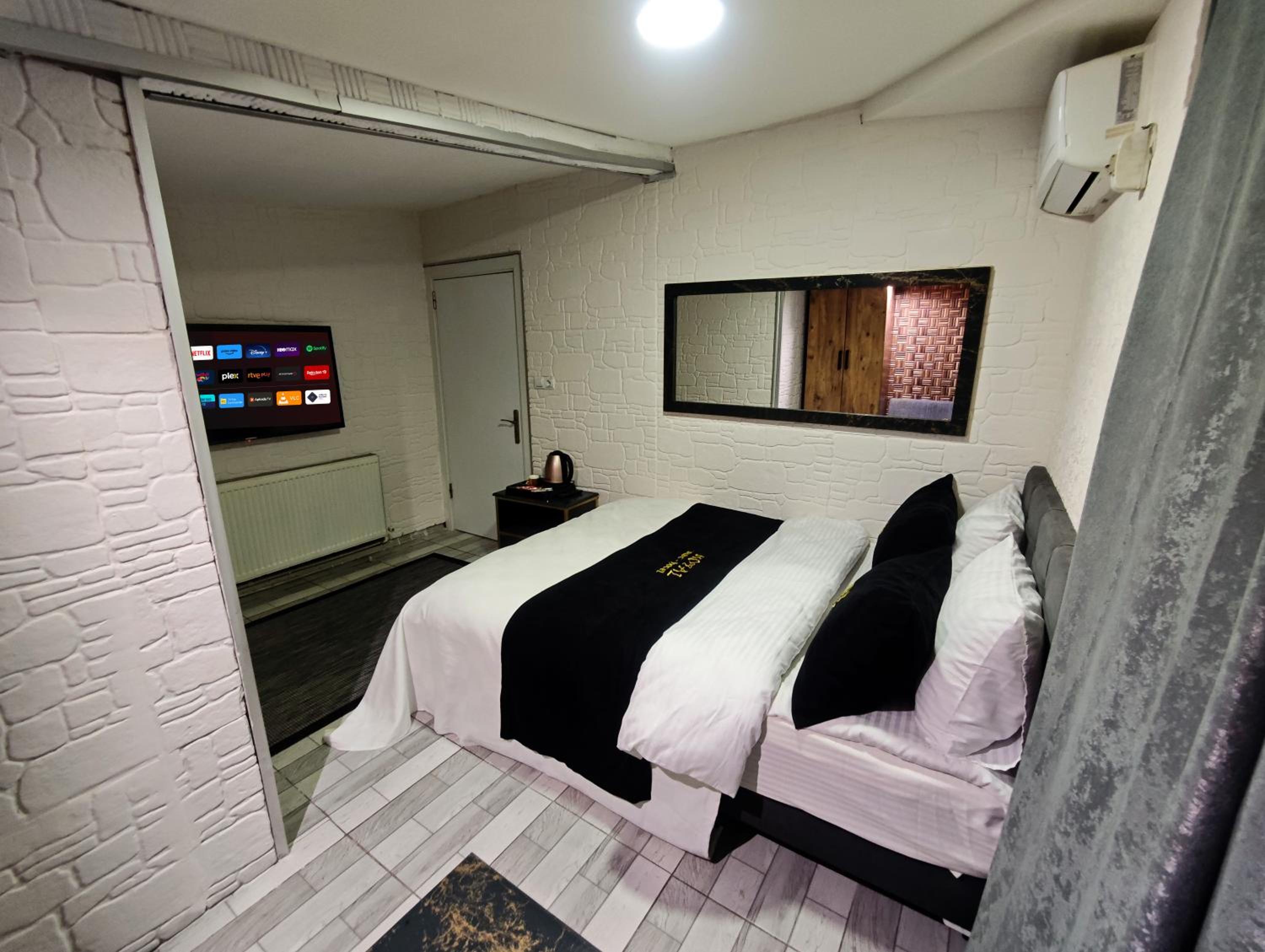 Budget Double Room photo 2