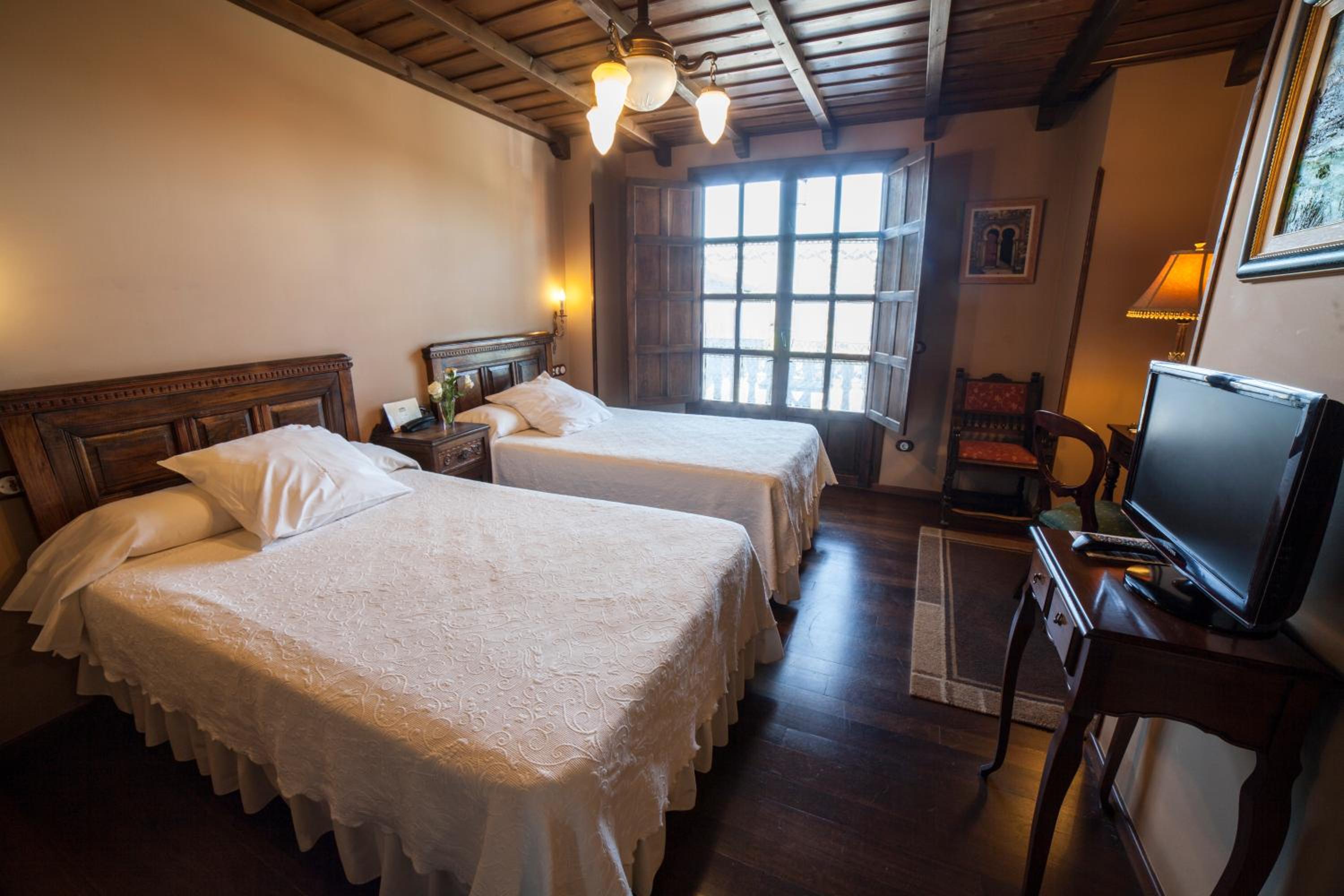 Twin Room - Photo 12
