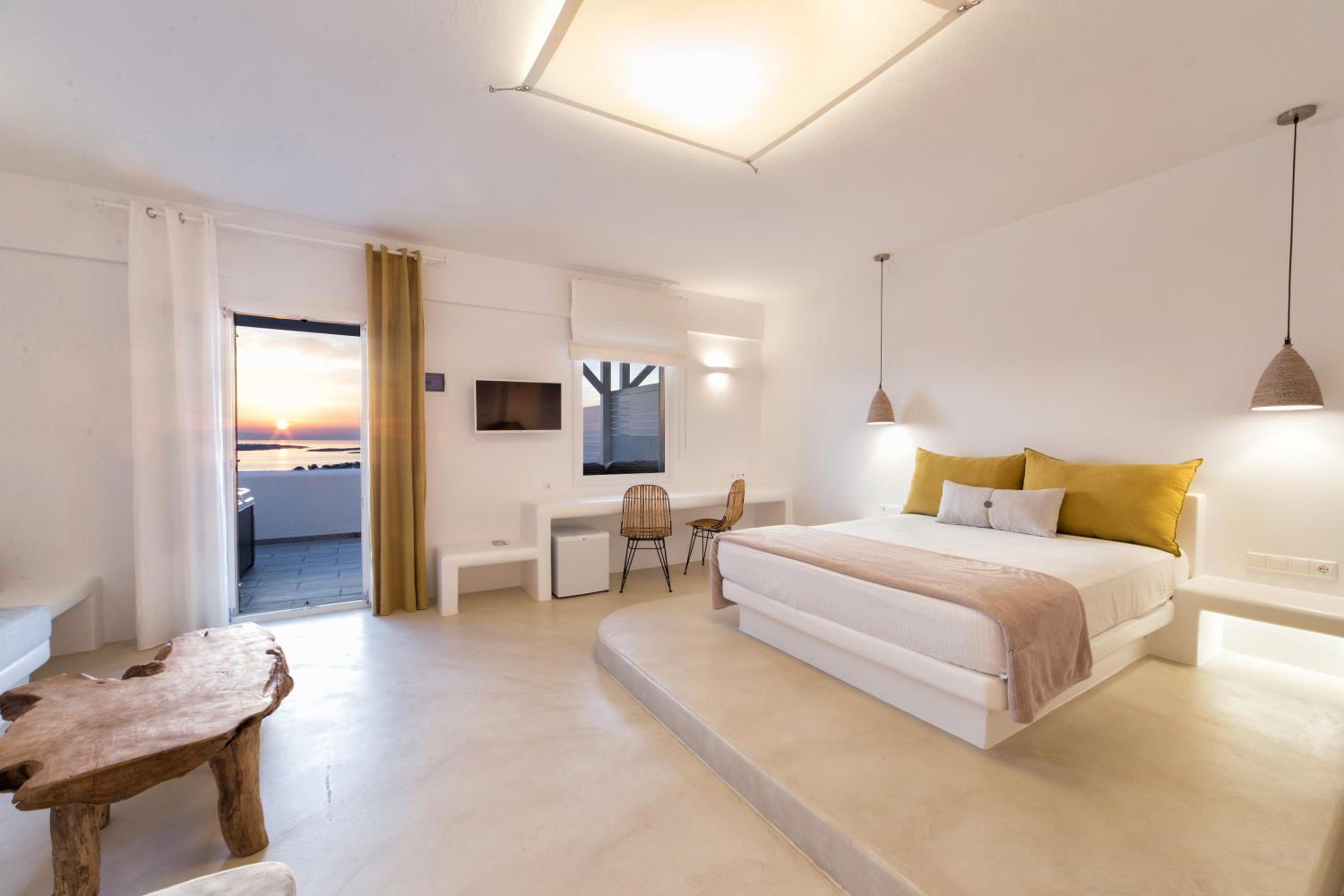 Deluxe Suite with Sea View and Outdoor Hot Tub