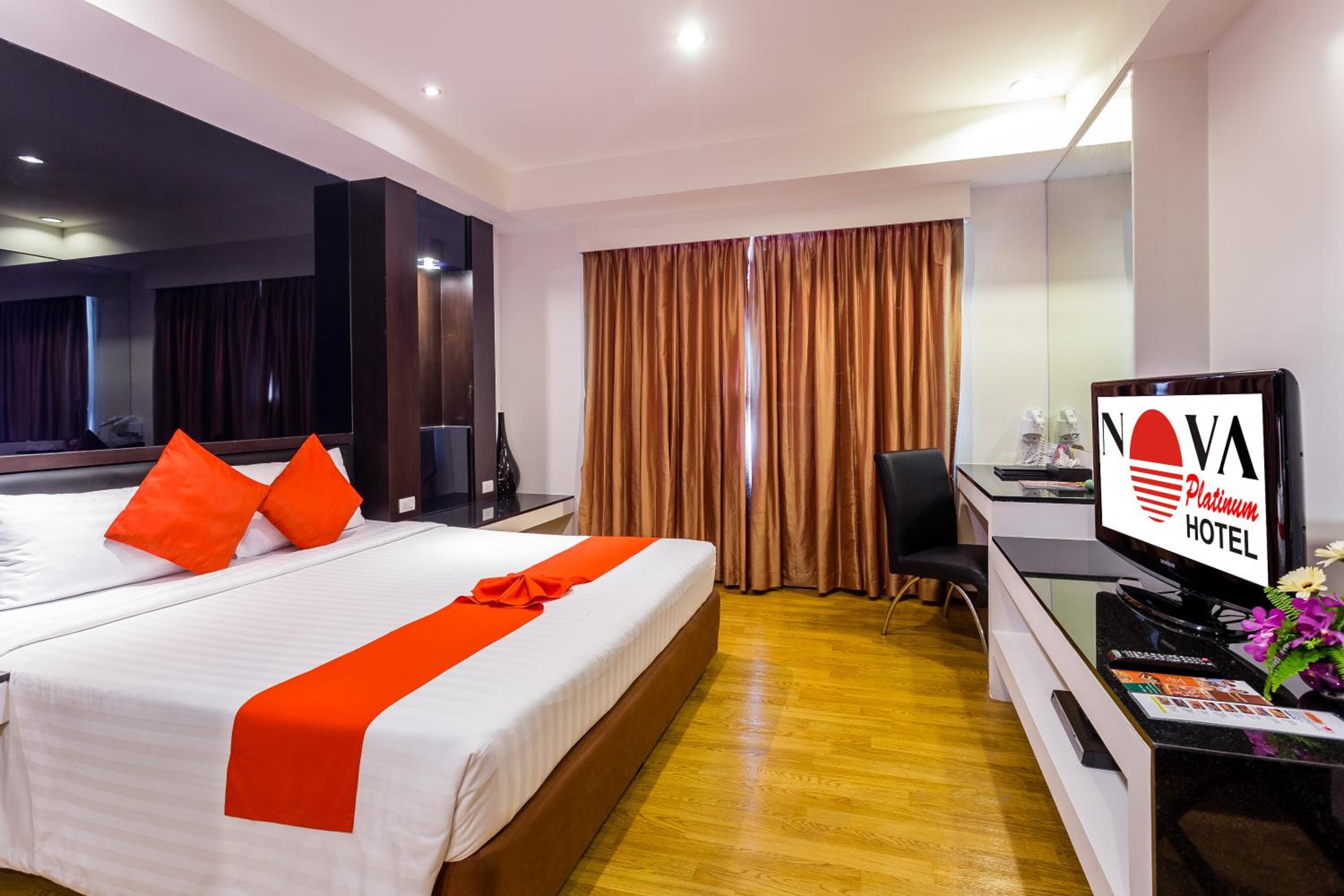 Deluxe King Room - Photo 13