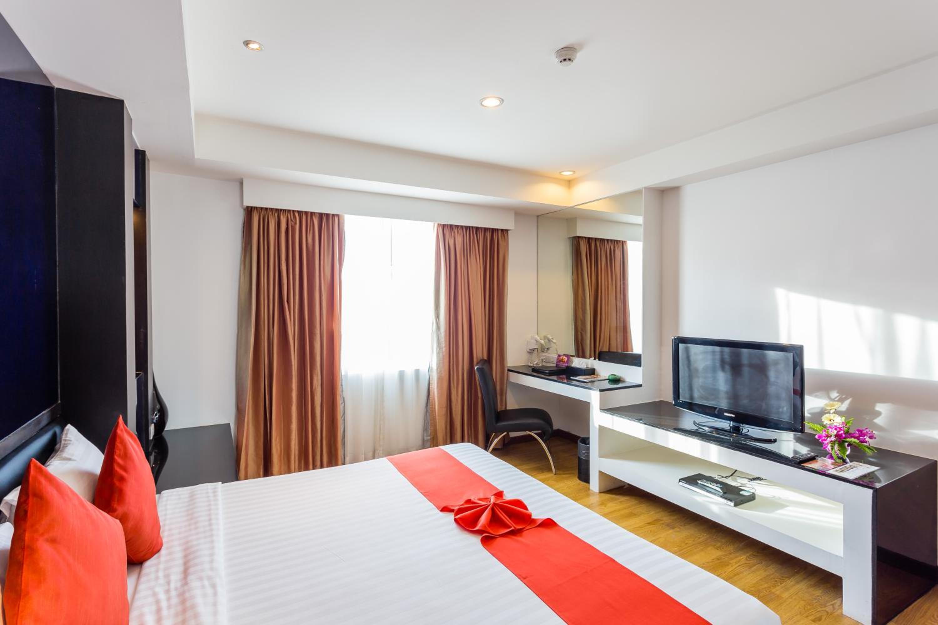Deluxe King Room - Photo 10