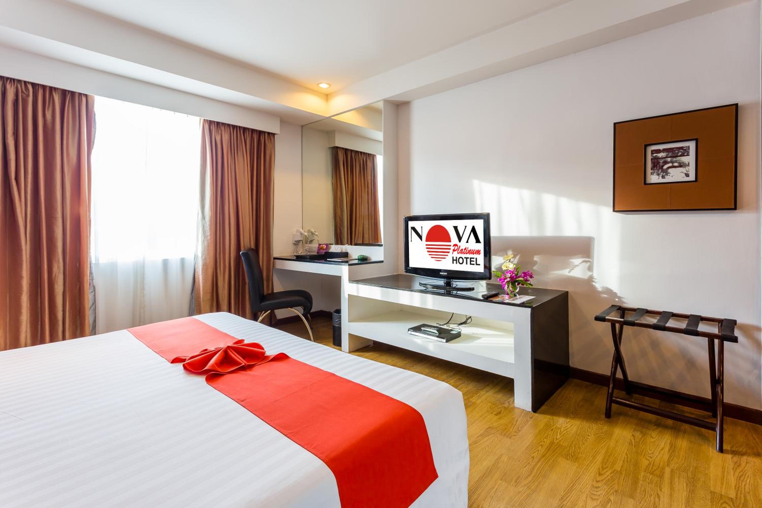 Deluxe King Room - Photo 9
