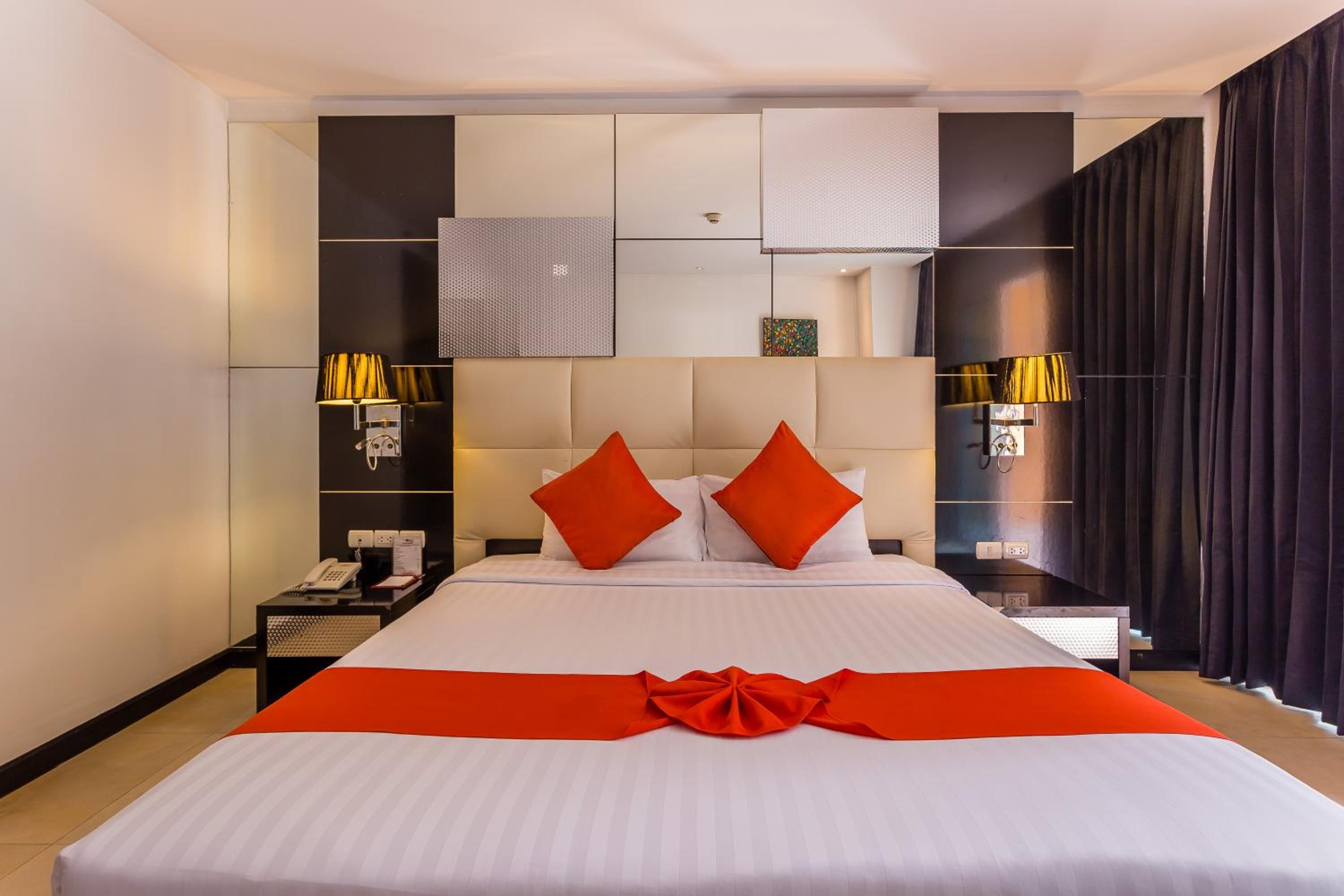 Grand Deluxe King with Pool view - Photo 9