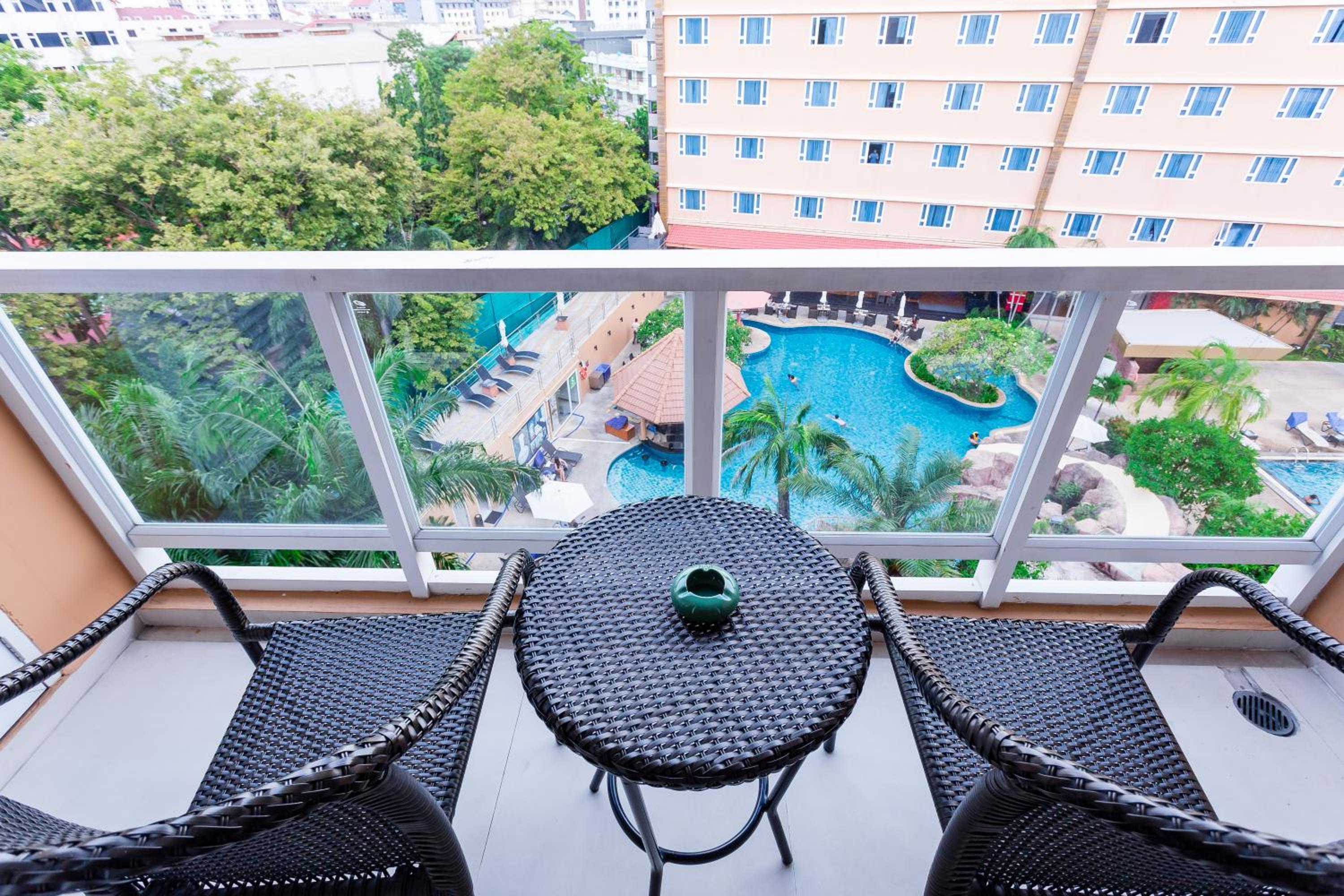Grand Deluxe King with Pool view - Photo 13
