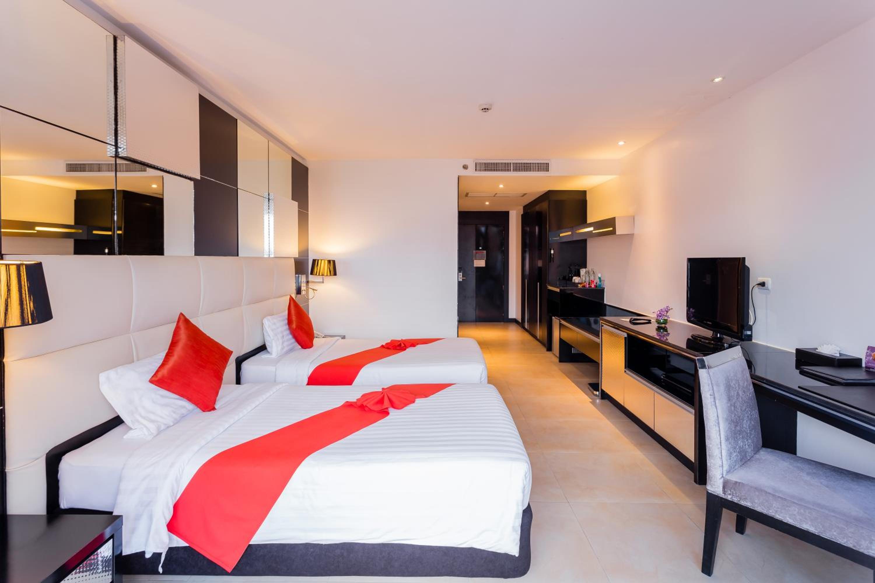 Grand Deluxe Twin Room with Pool View - Photo 11