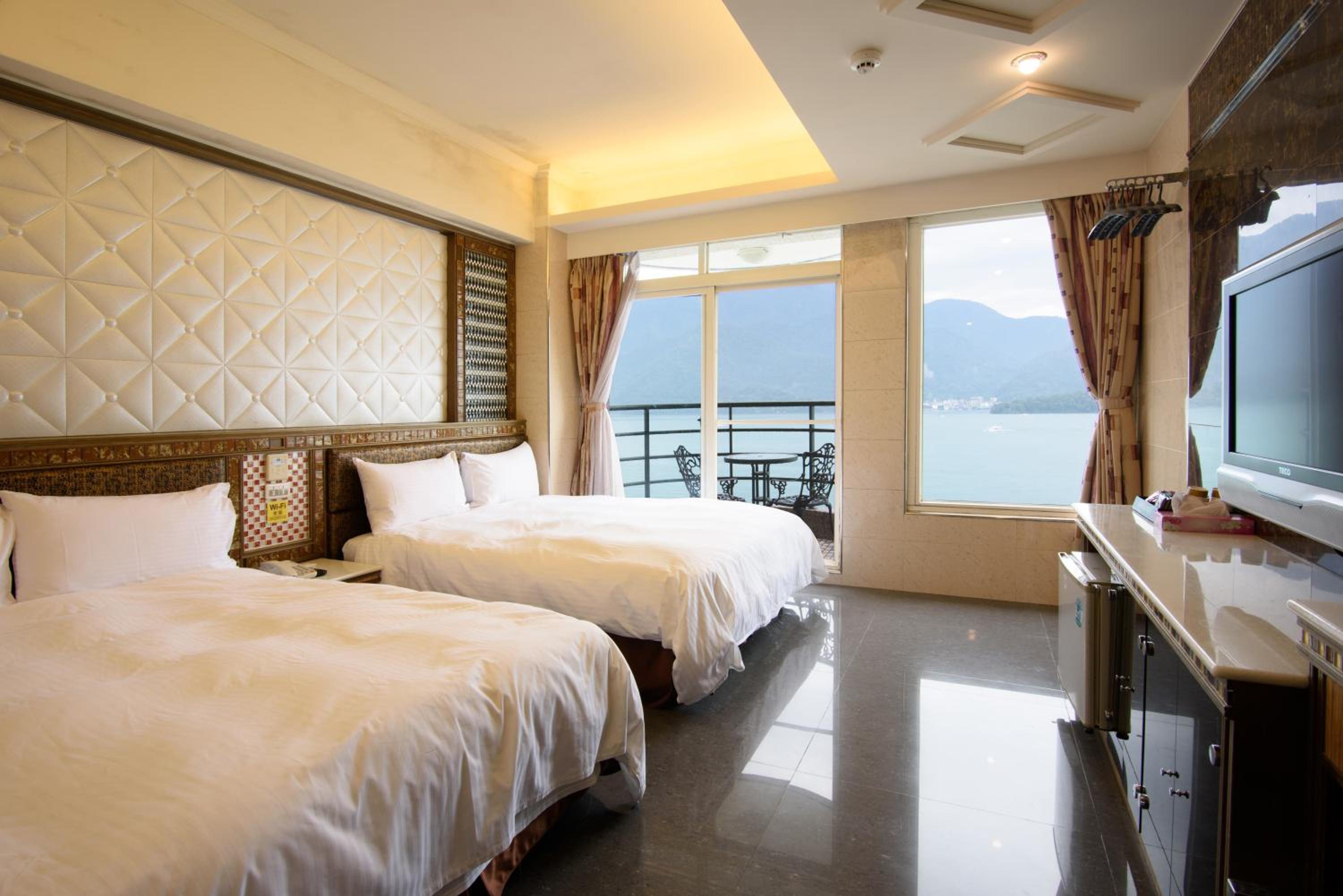 Lake view Deluxe family Room