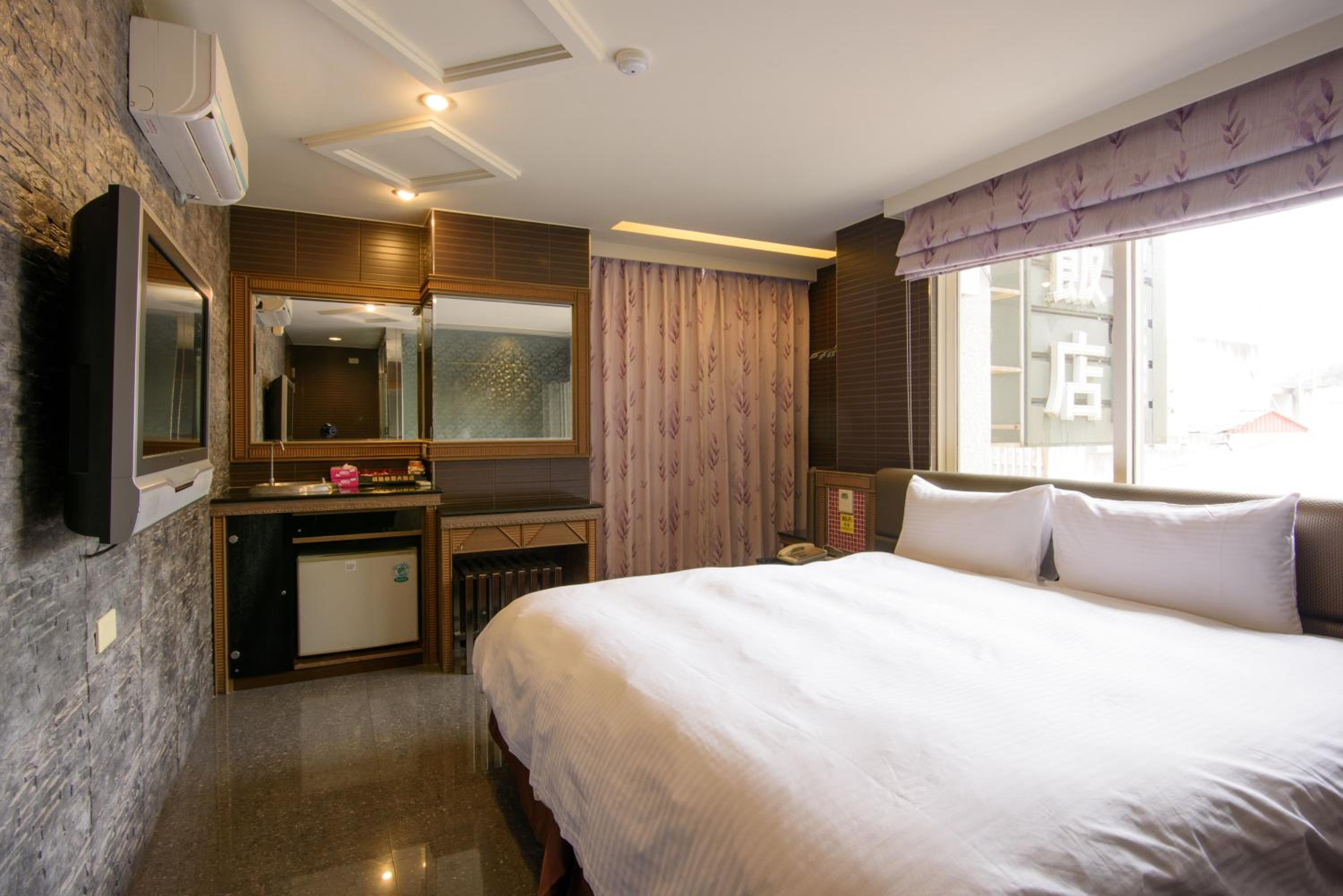 Side lake view double room
