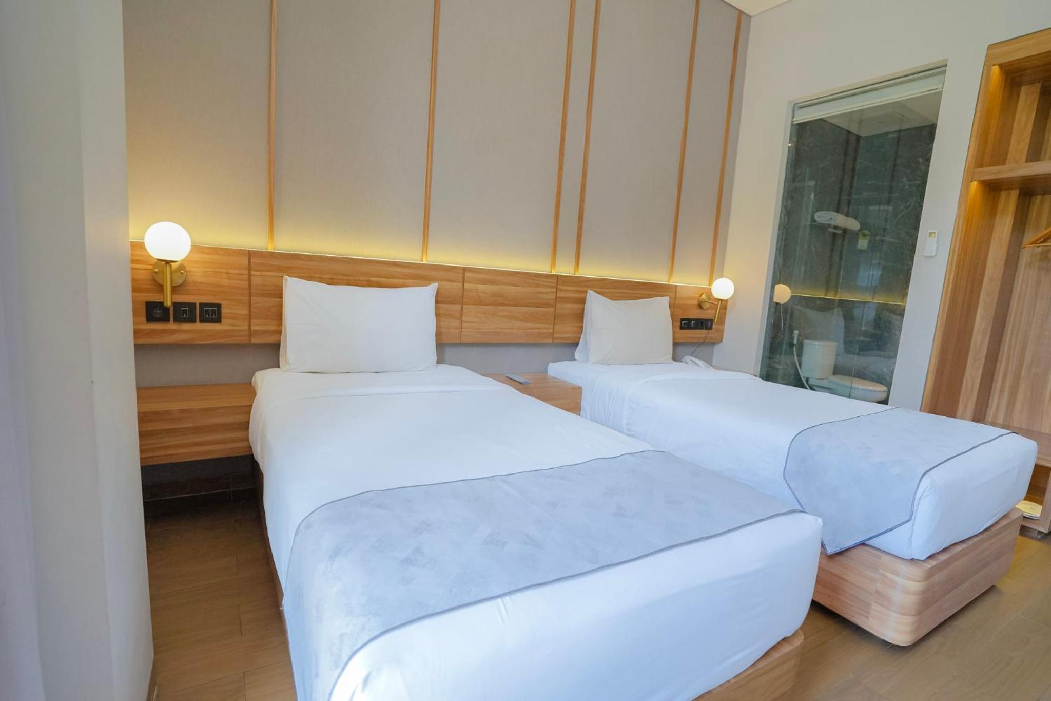 Twin Room with Balcony - Photo 4