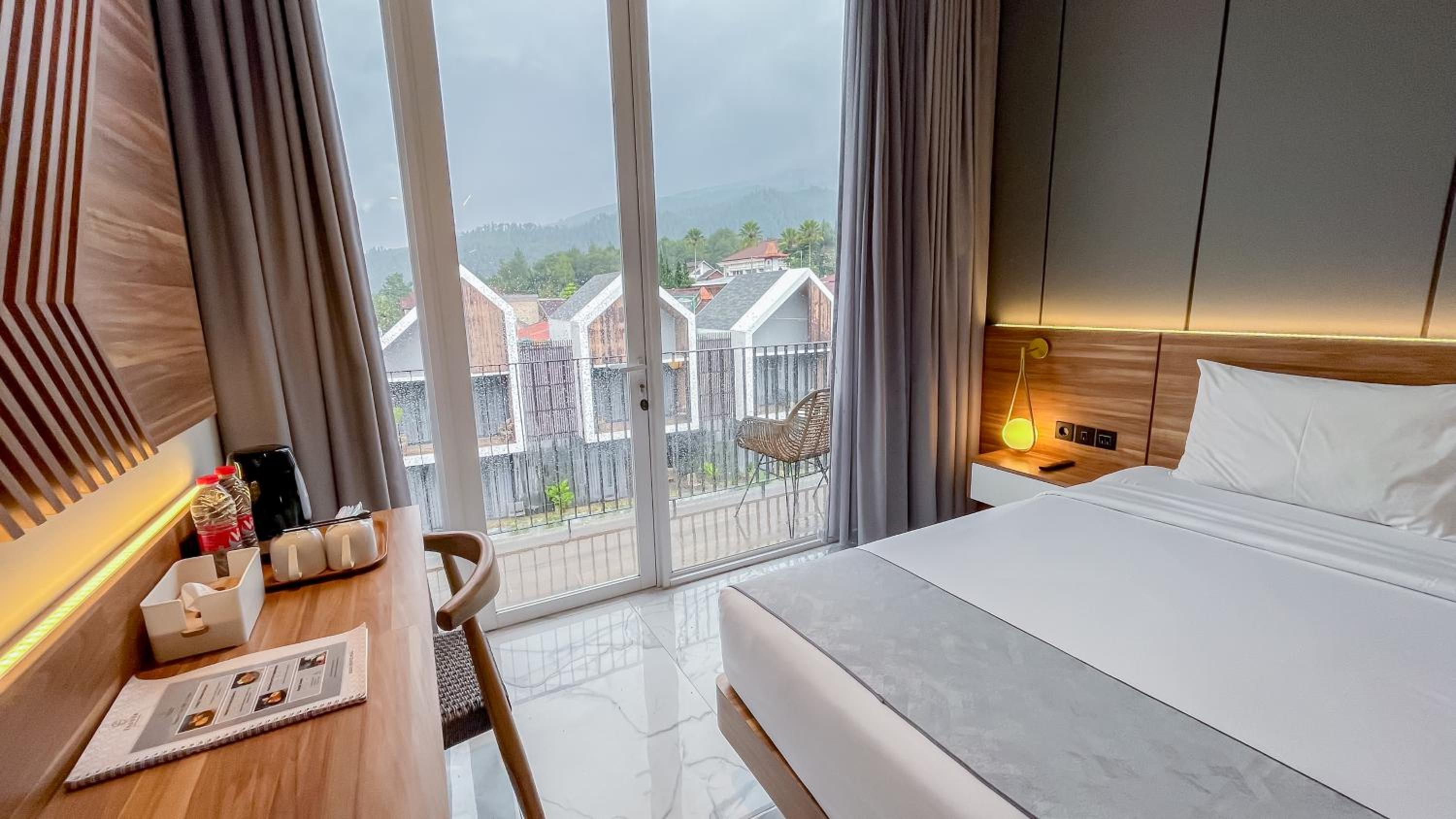 Premier Double Room with Balcony - Photo 3