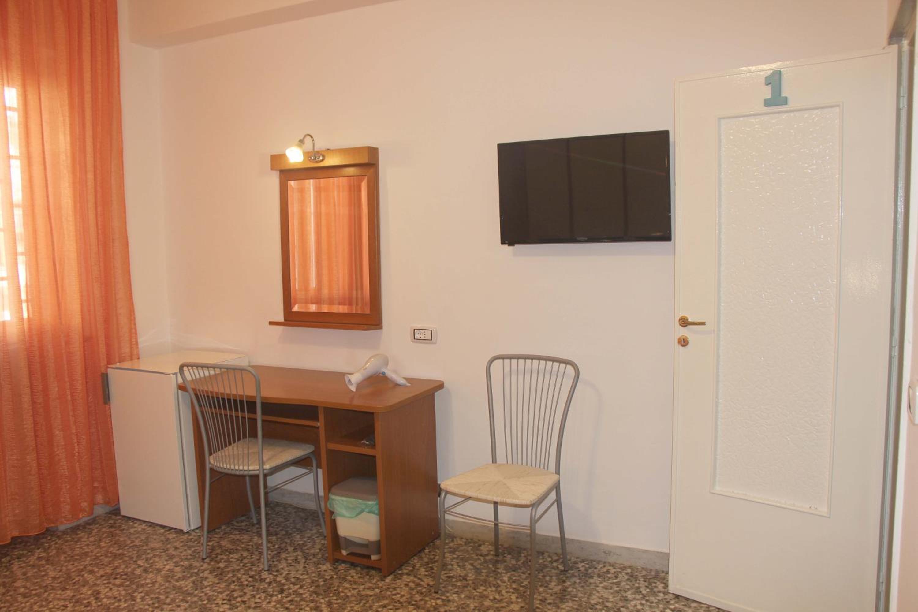 Quadruple Room with Private External Bathroom - Photo 8