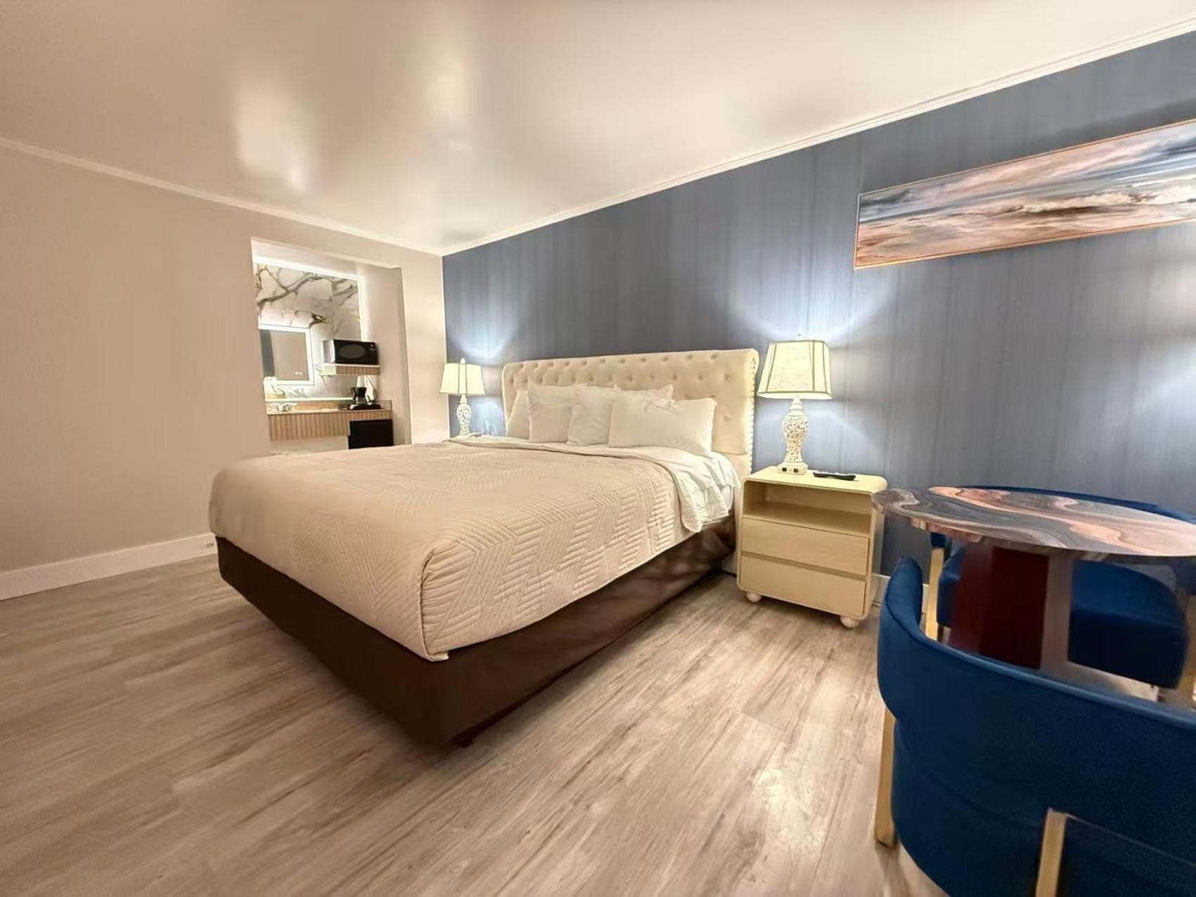 Deluxe King Room photo 1