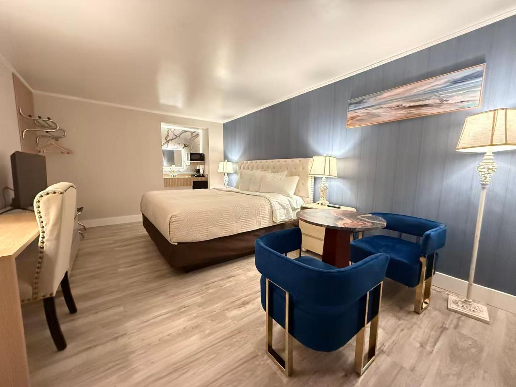 Deluxe King Room photo 3