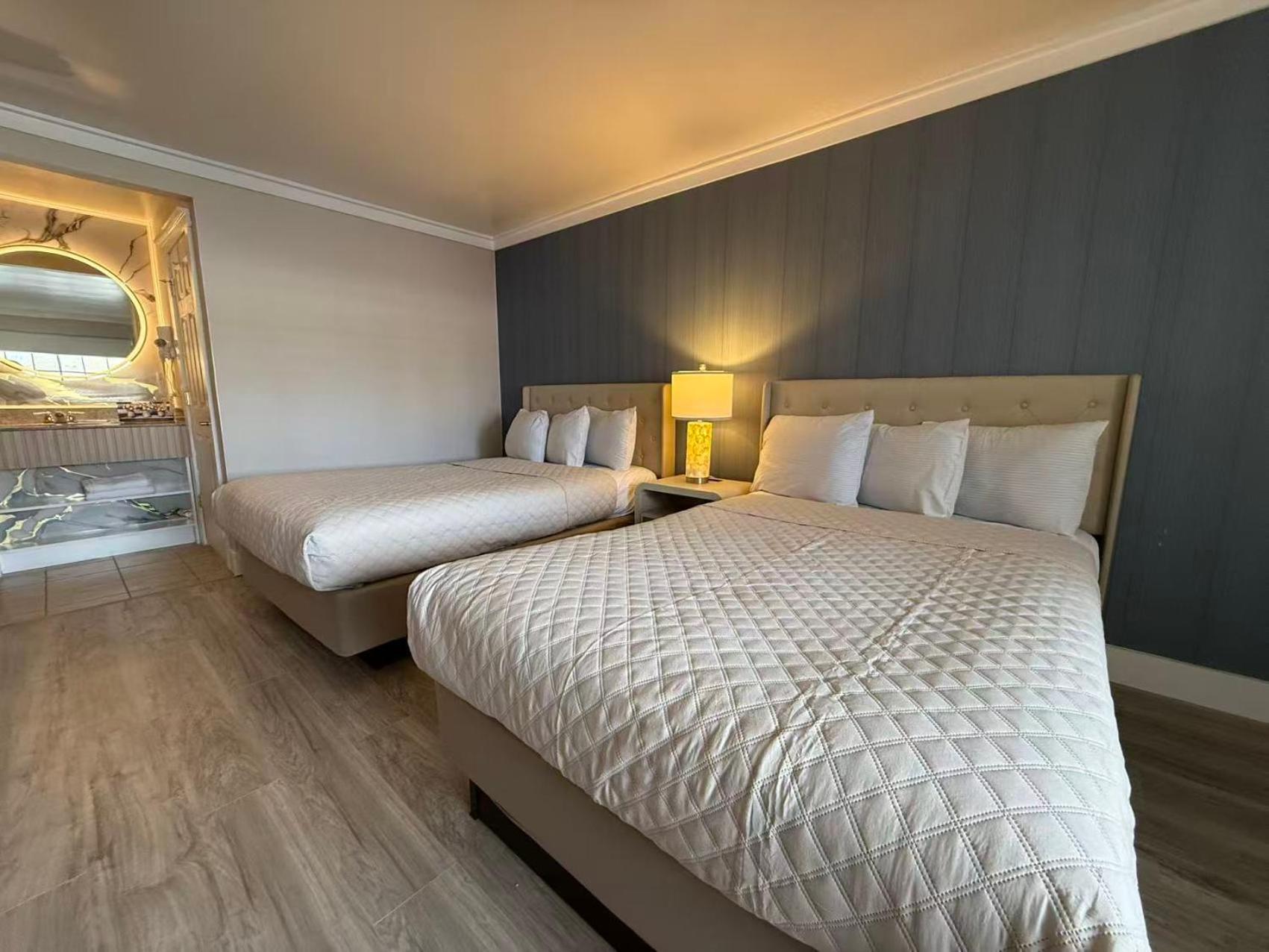 Deluxe Double Room (1 adult + 1 child)
