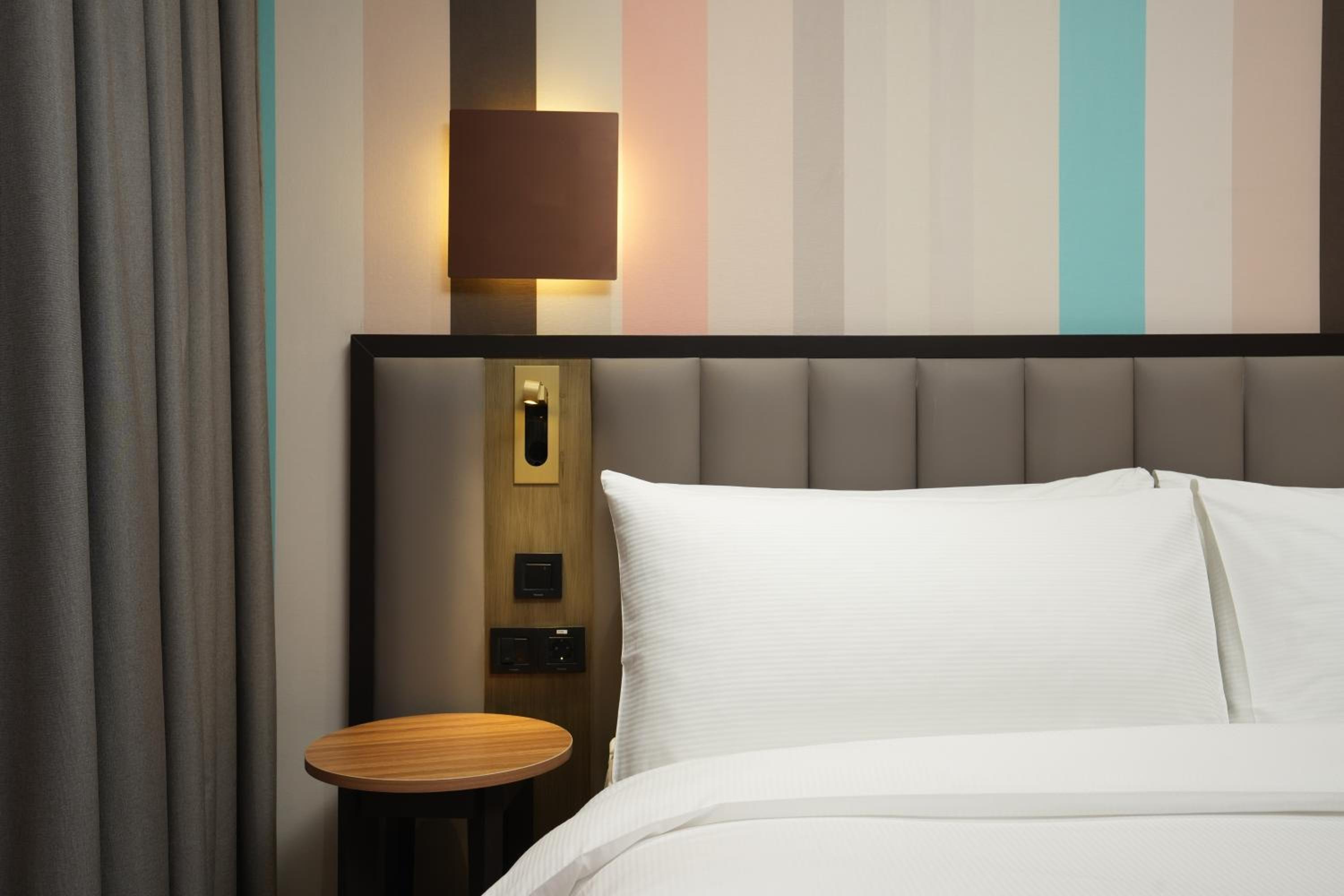 Deluxe King Room - Photo 4