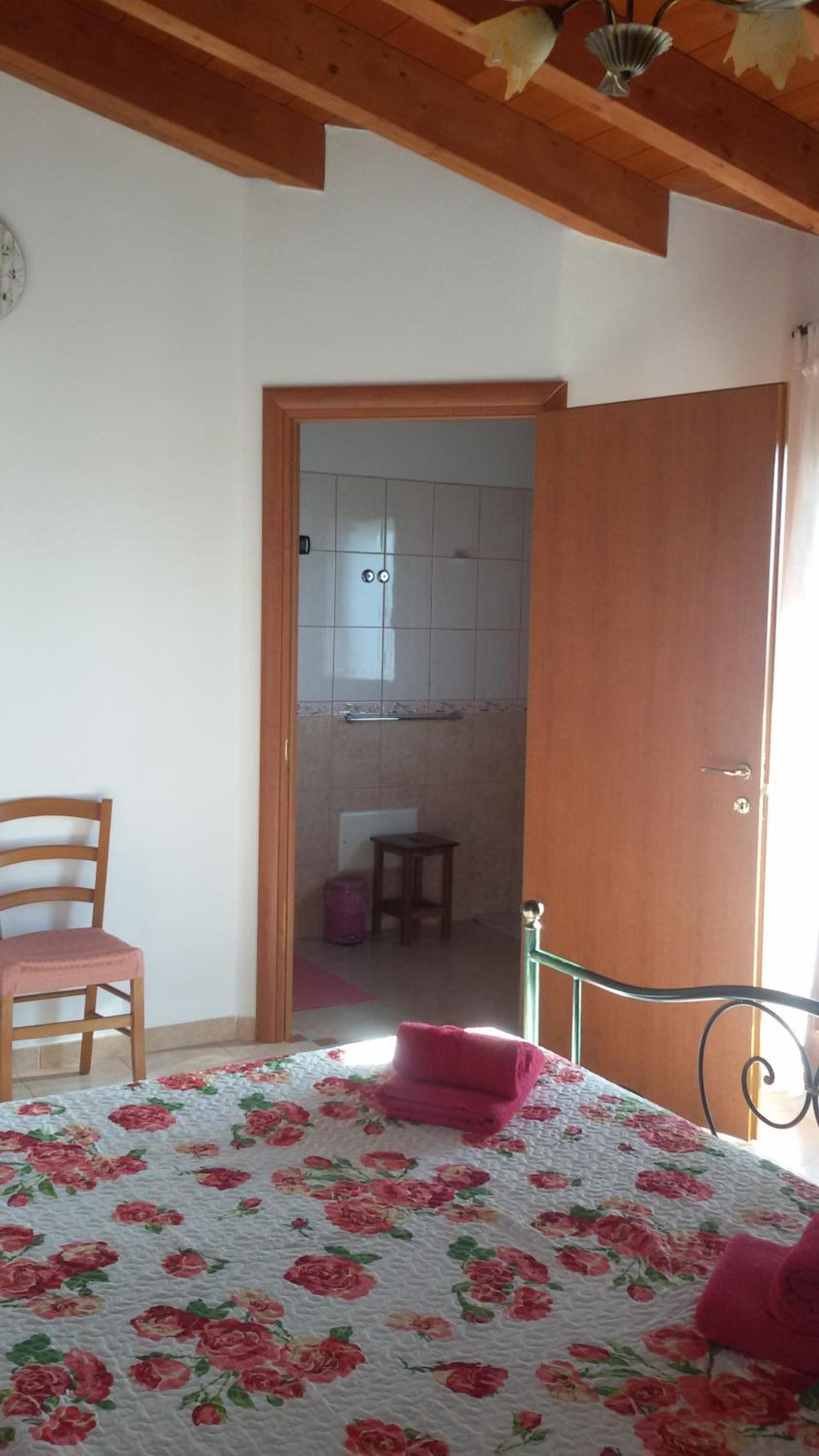 Double Room with Balcony - Photo 11