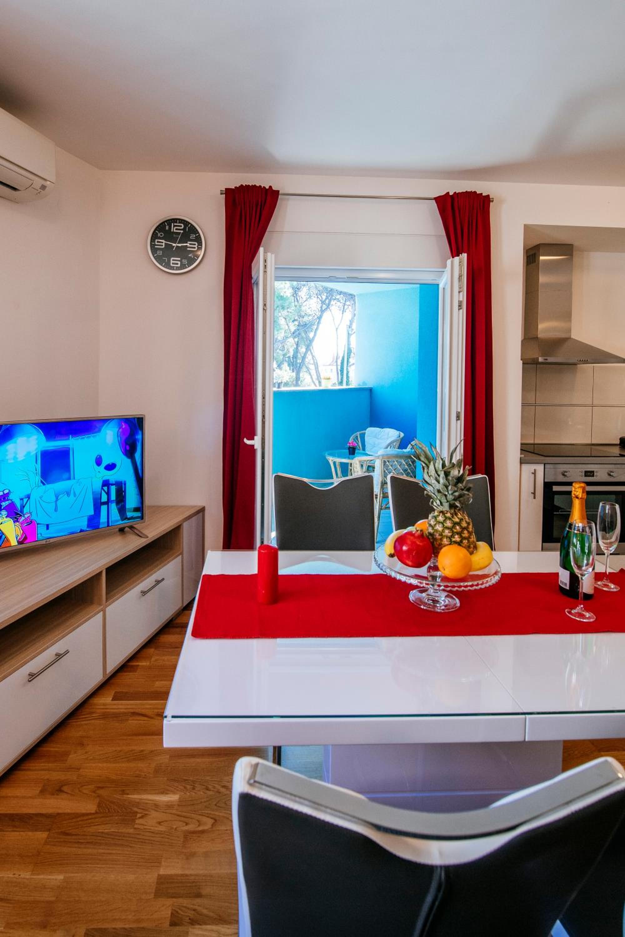Apartment with Balcony - Photo 2