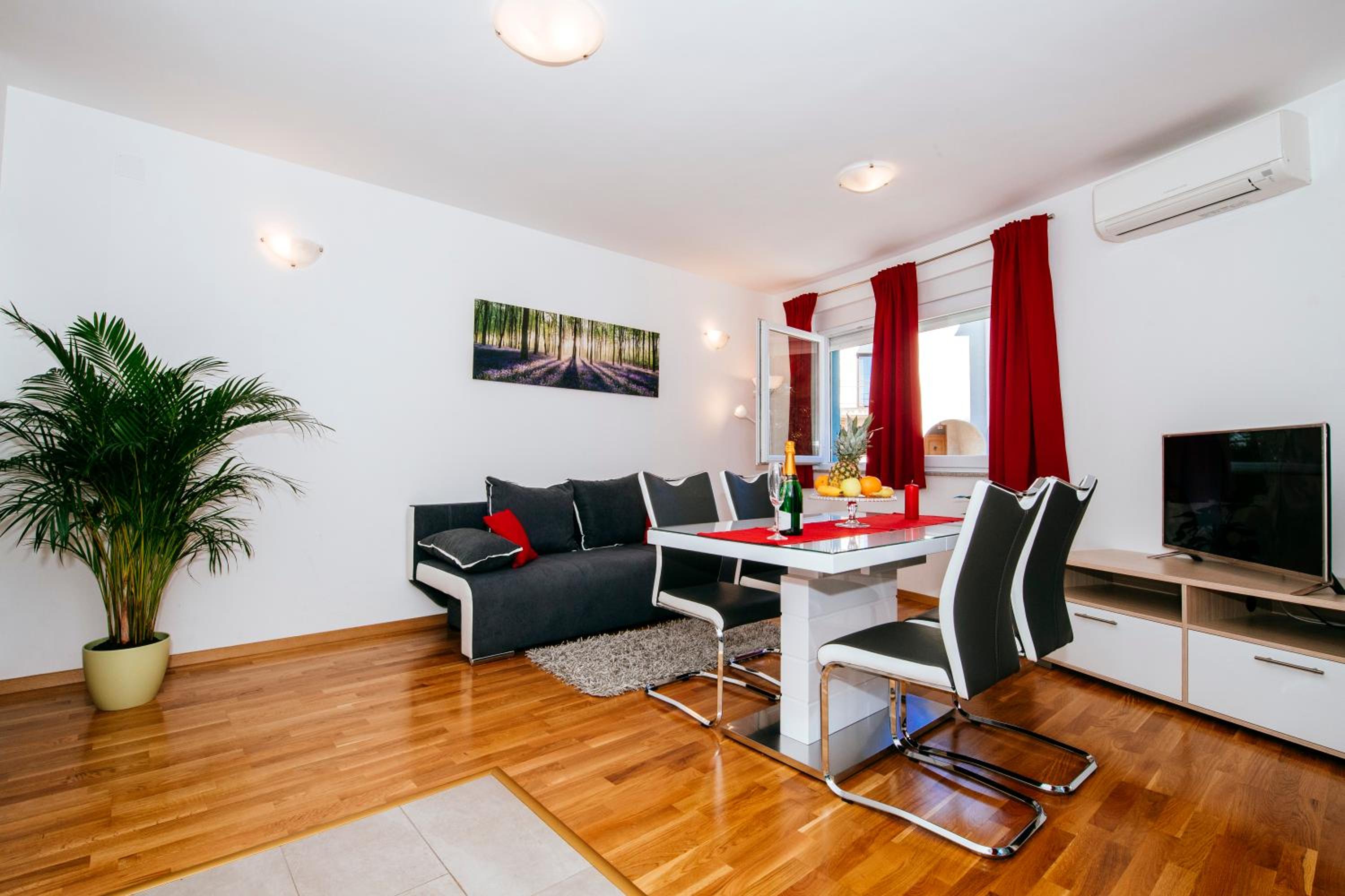 Apartment with Balcony - Photo 30