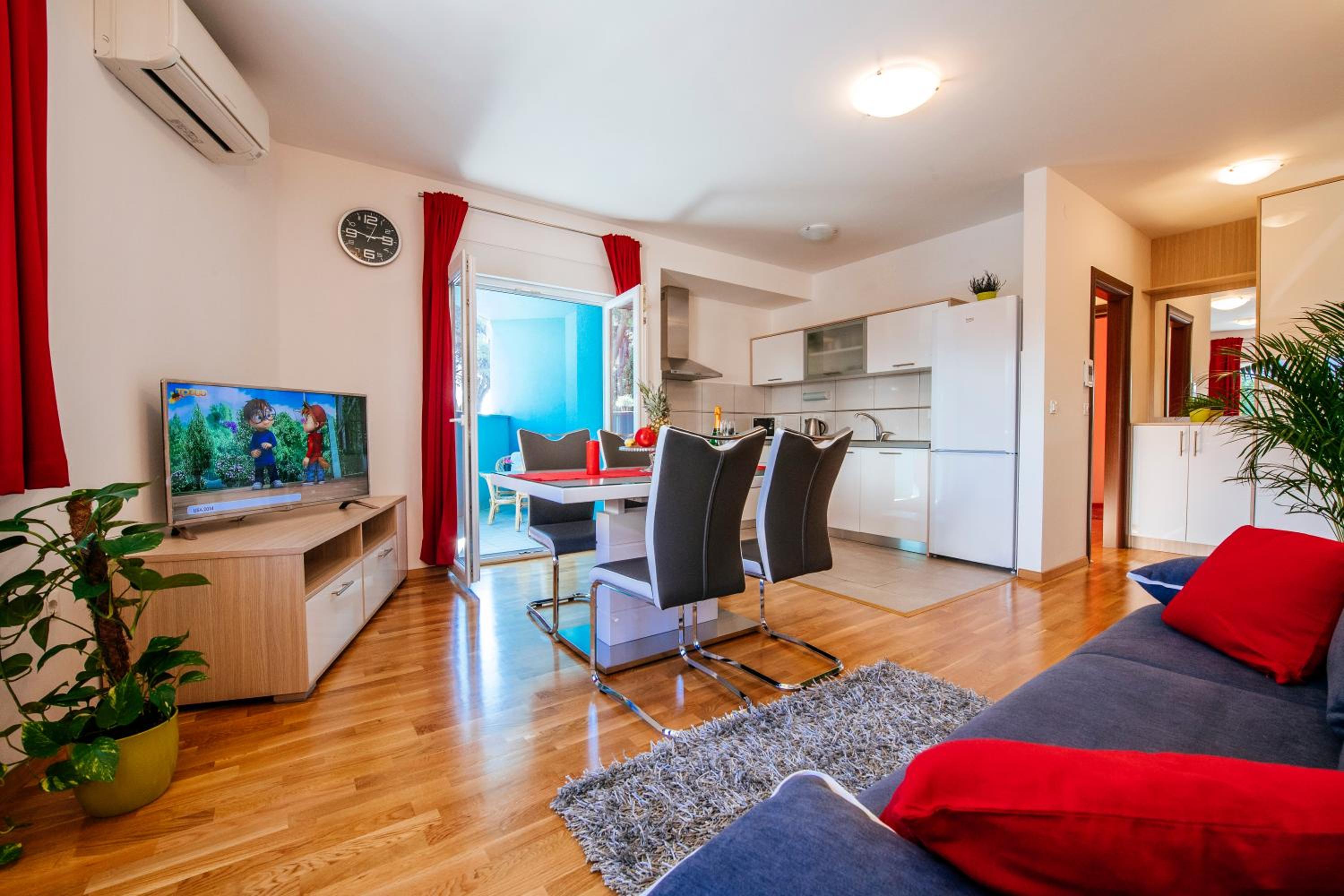 Apartment with Balcony - Photo 29
