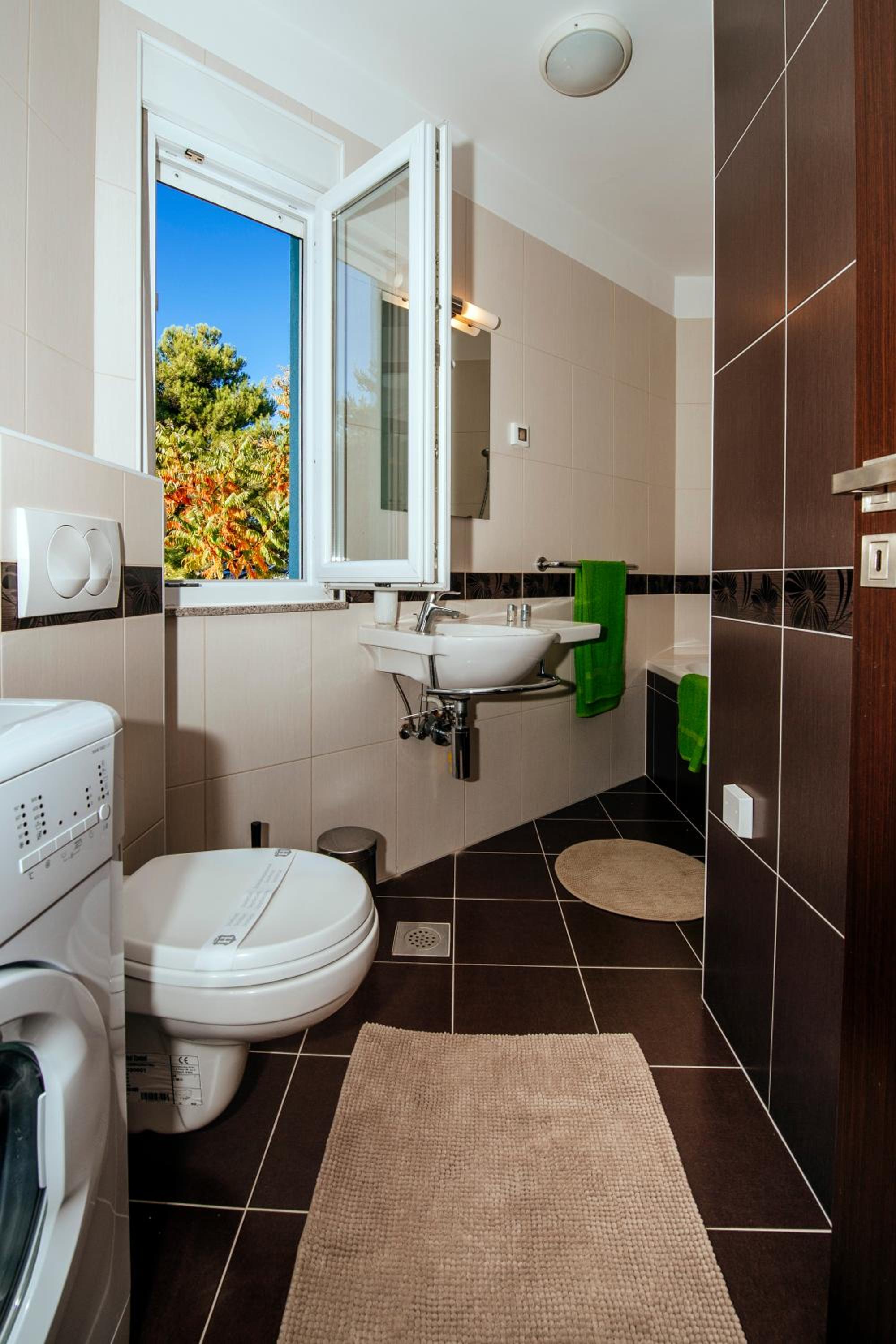 Apartment with Balcony - Photo 4