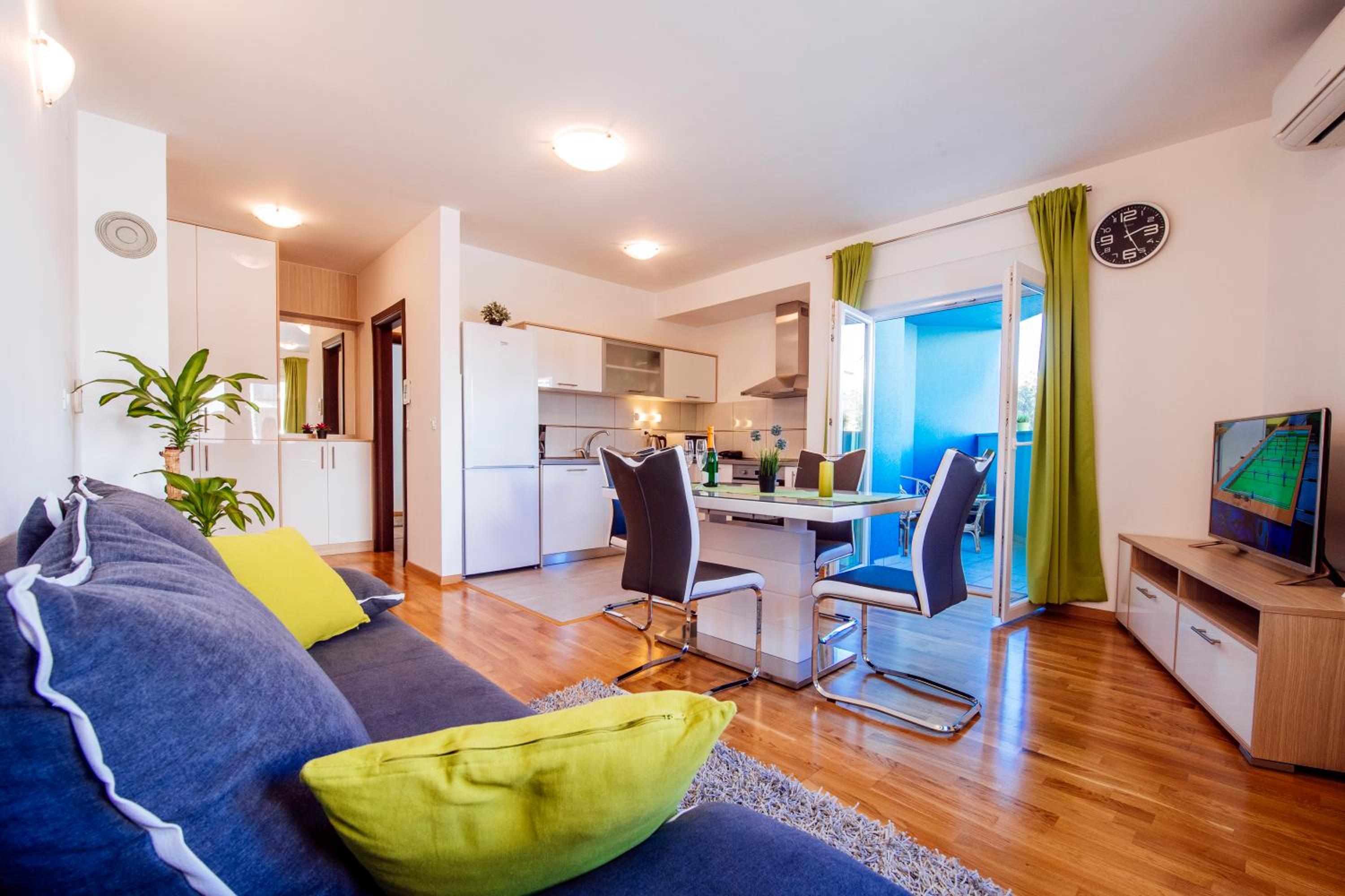 Apartment with Balcony - Photo 14