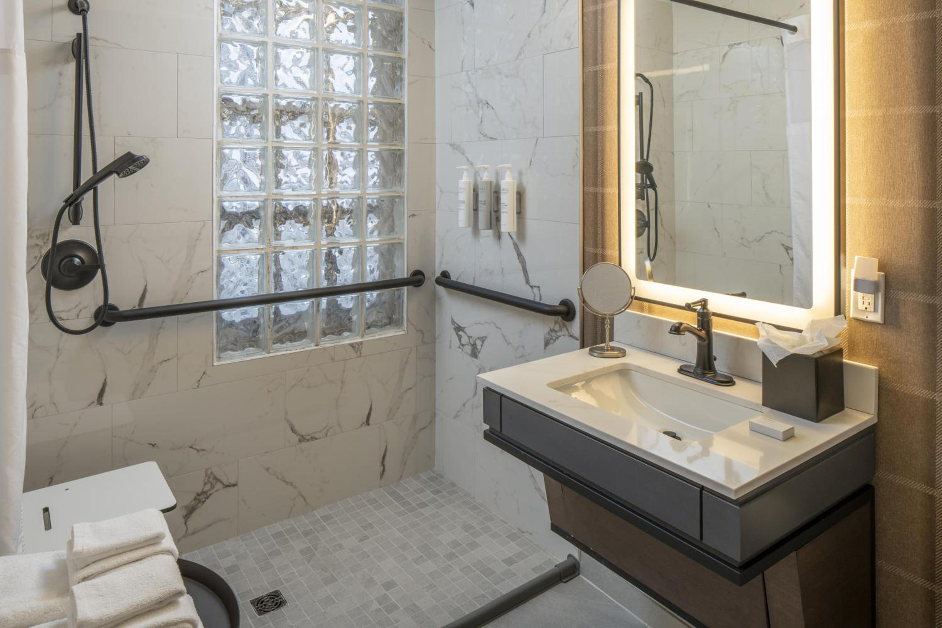 King Room with Roll-In Shower - Mobility and Hearing Access/Non-Smoking photo 2