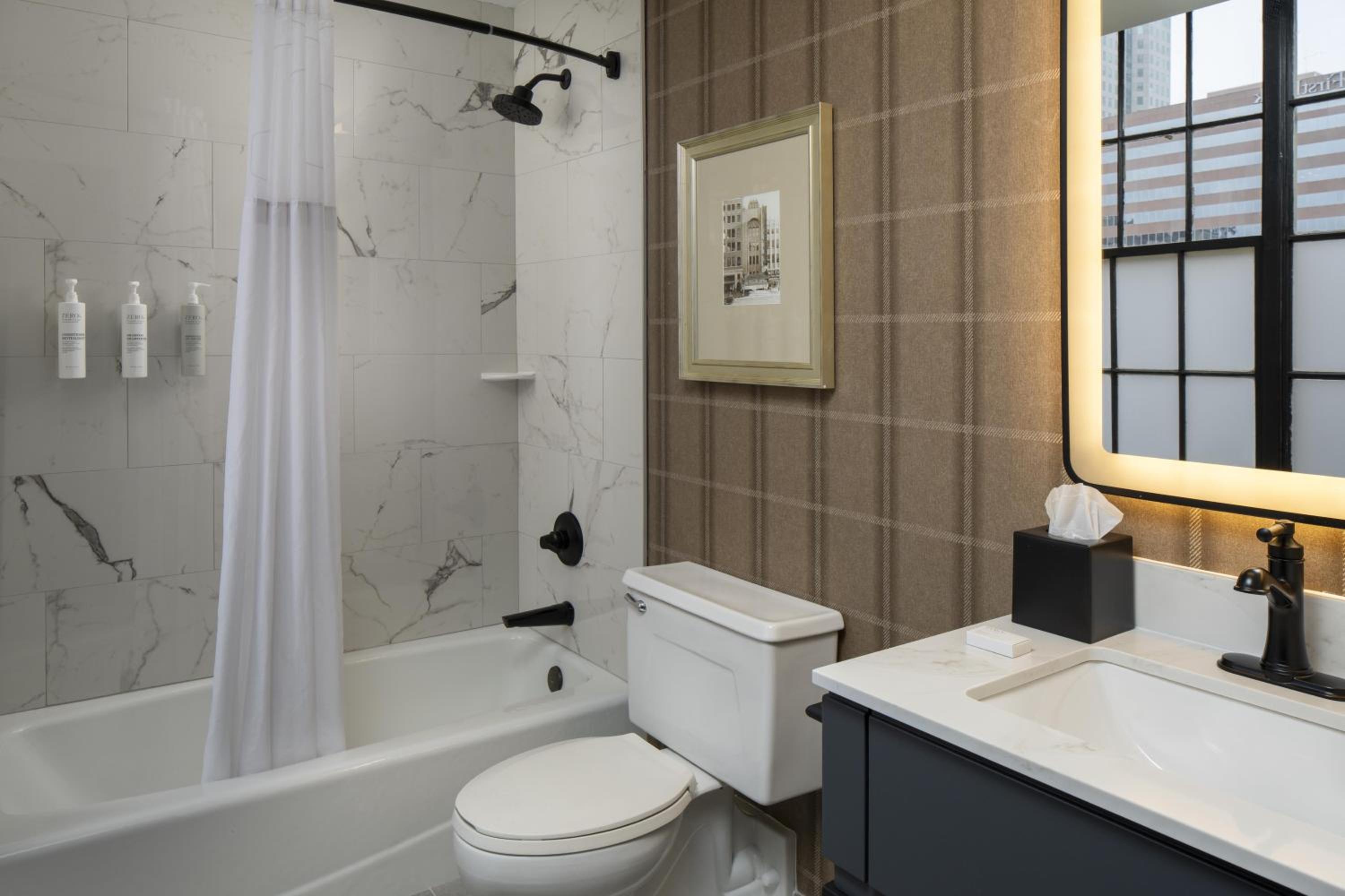 Corner King Room with Bath Tub - Non-Smoking photo 3