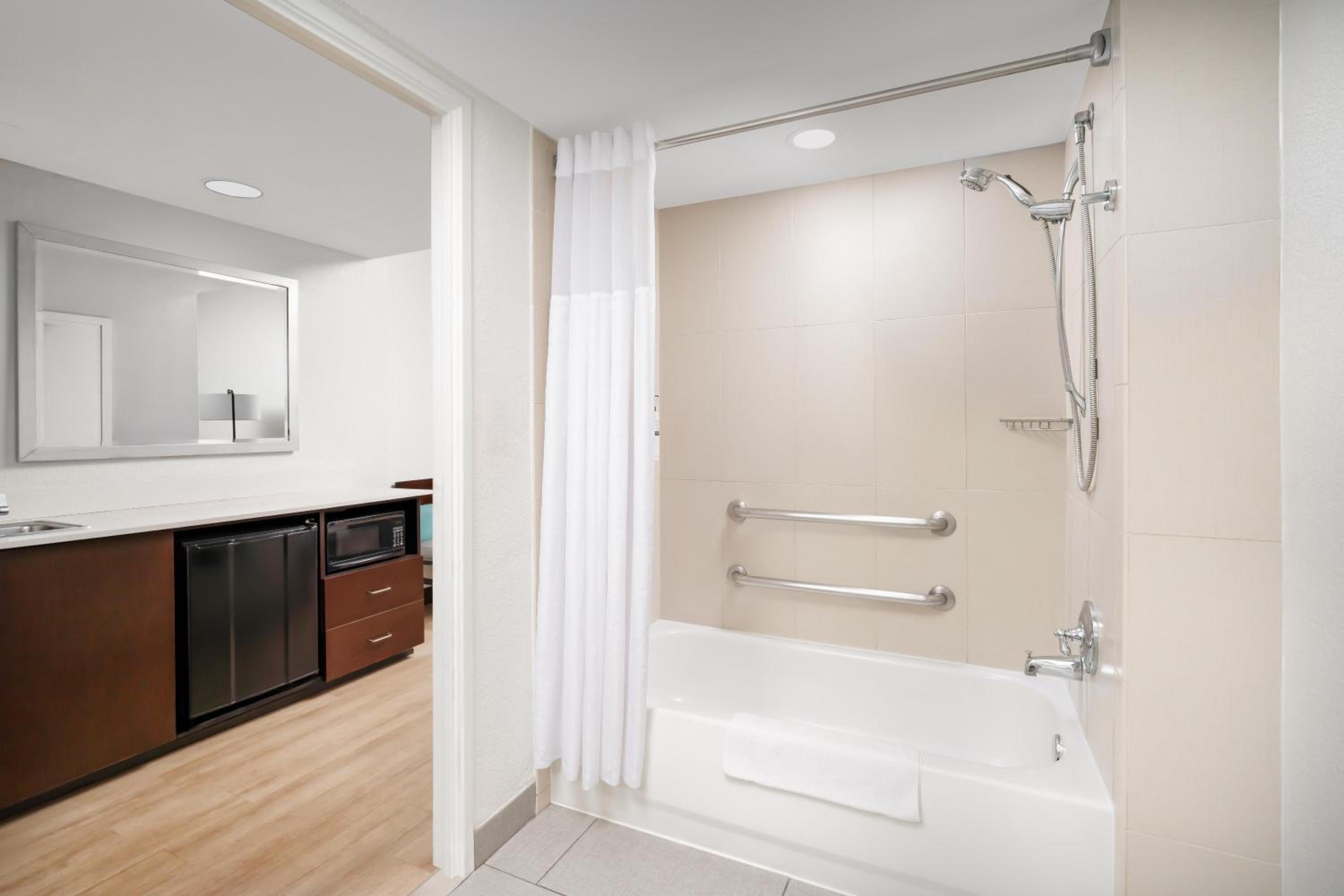 King Deluxe Suite with Tub - Mobility/Hearing Access