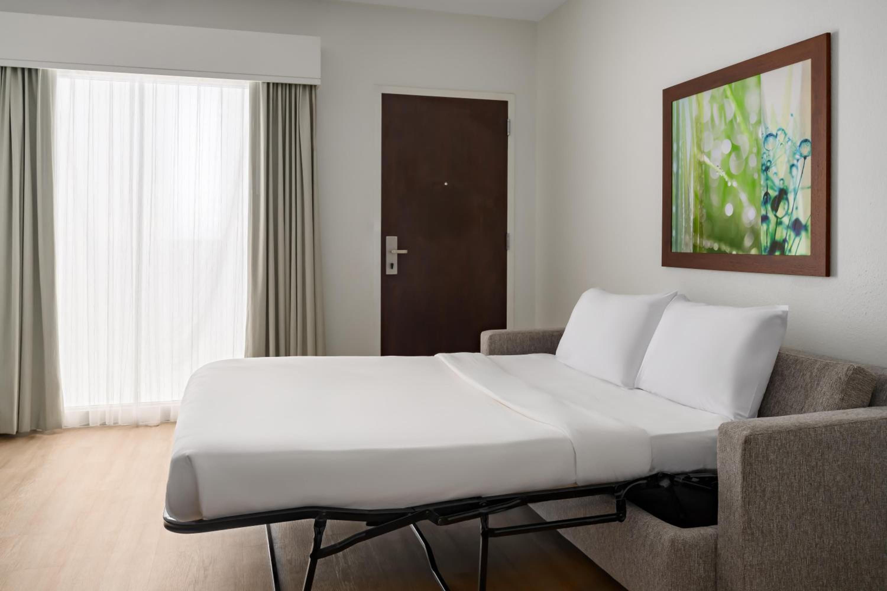 King Deluxe Suite with Tub - Mobility/Hearing Access