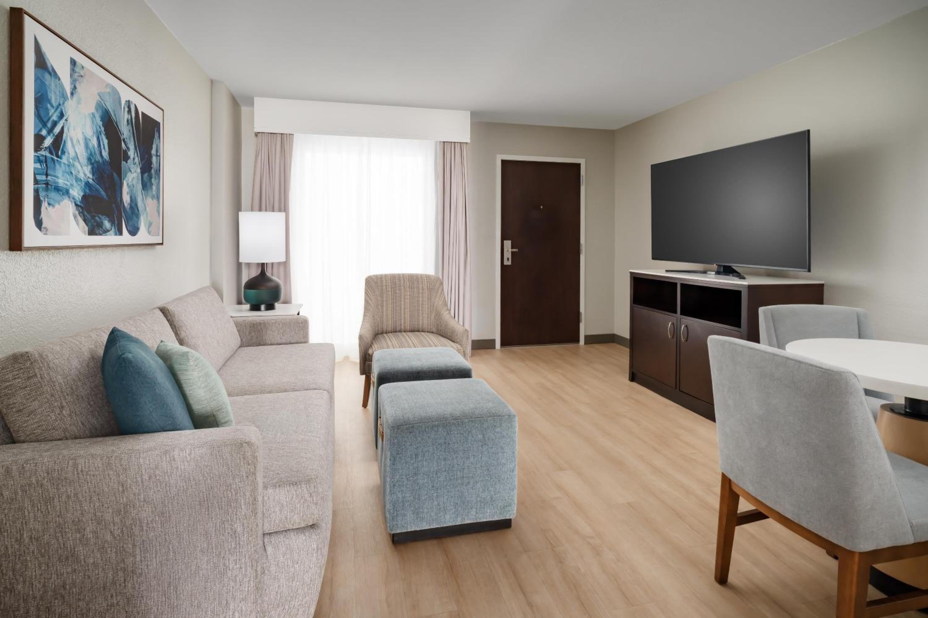 Room, 2 Queen Beds, Accessible, Poolside thumbnail 5
