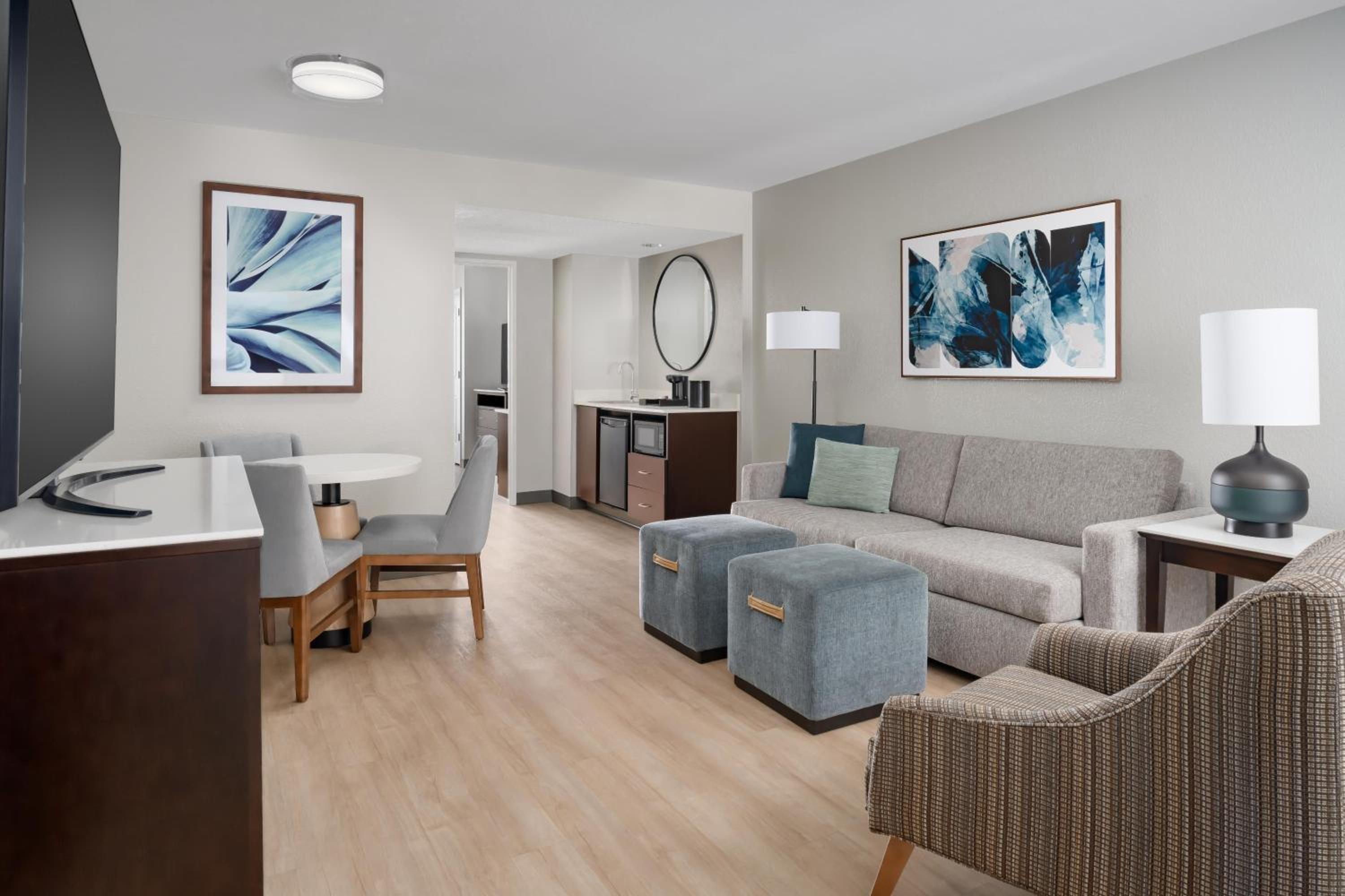 Room, 2 Queen Beds, Accessible, Poolside thumbnail 6