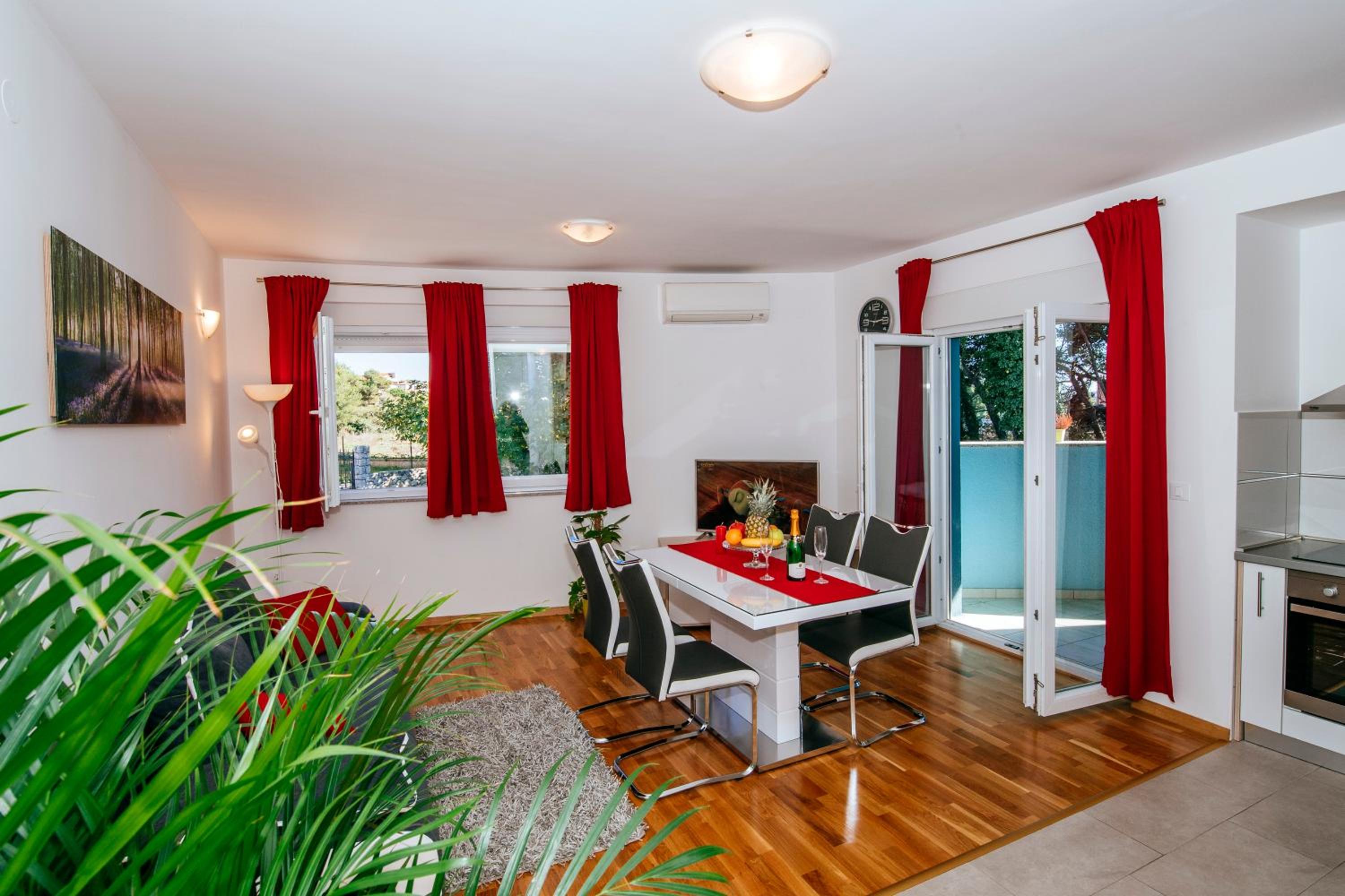 Apartment with Balcony - Photo 27