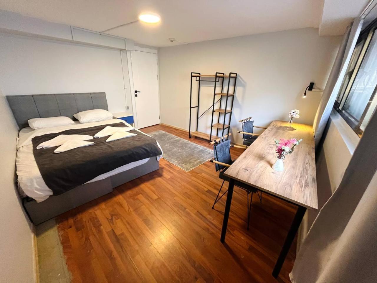 Double Room with Shared Bathroom photo 1
