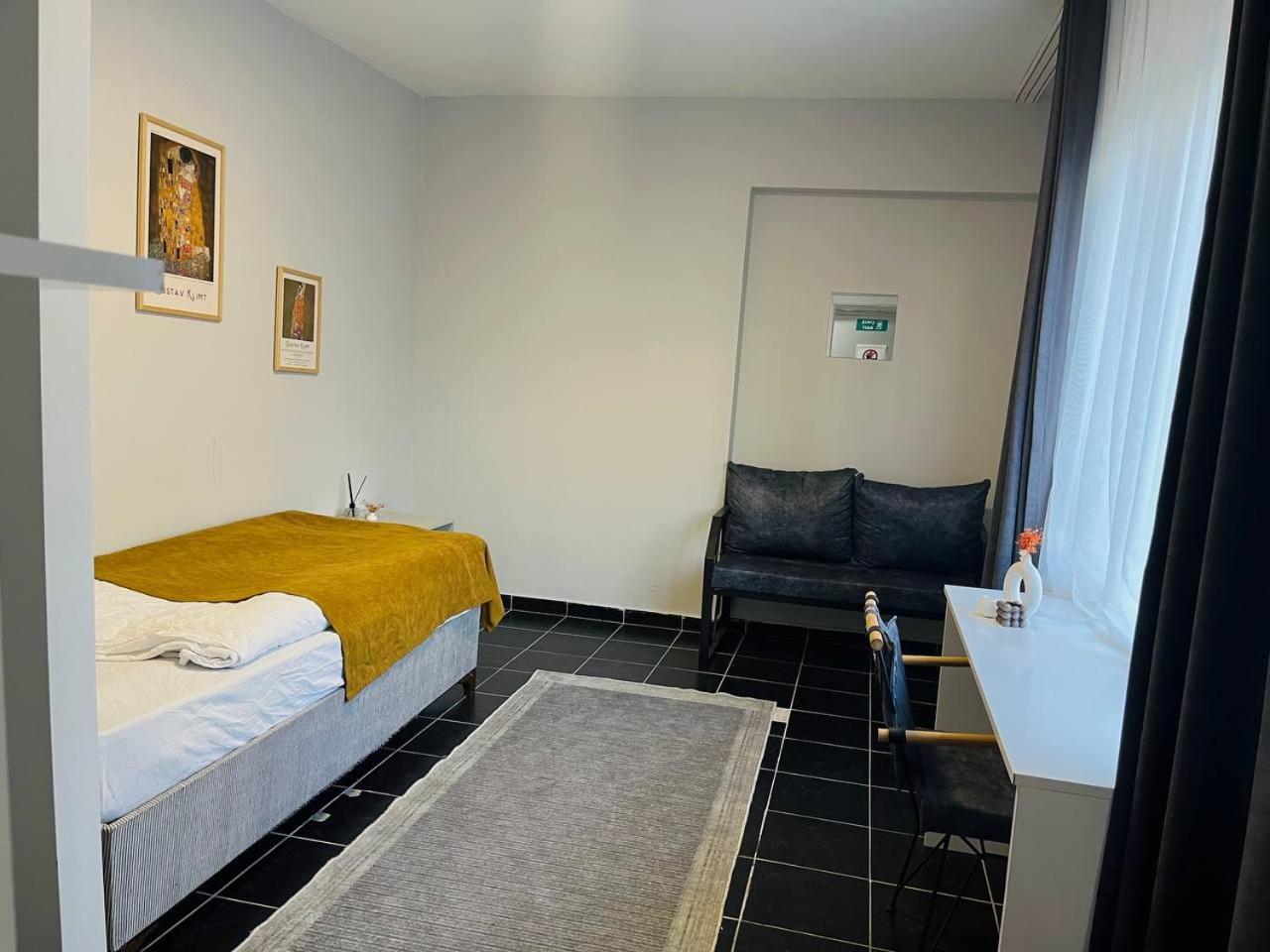 Single Room with Shared Bathroom photo 1