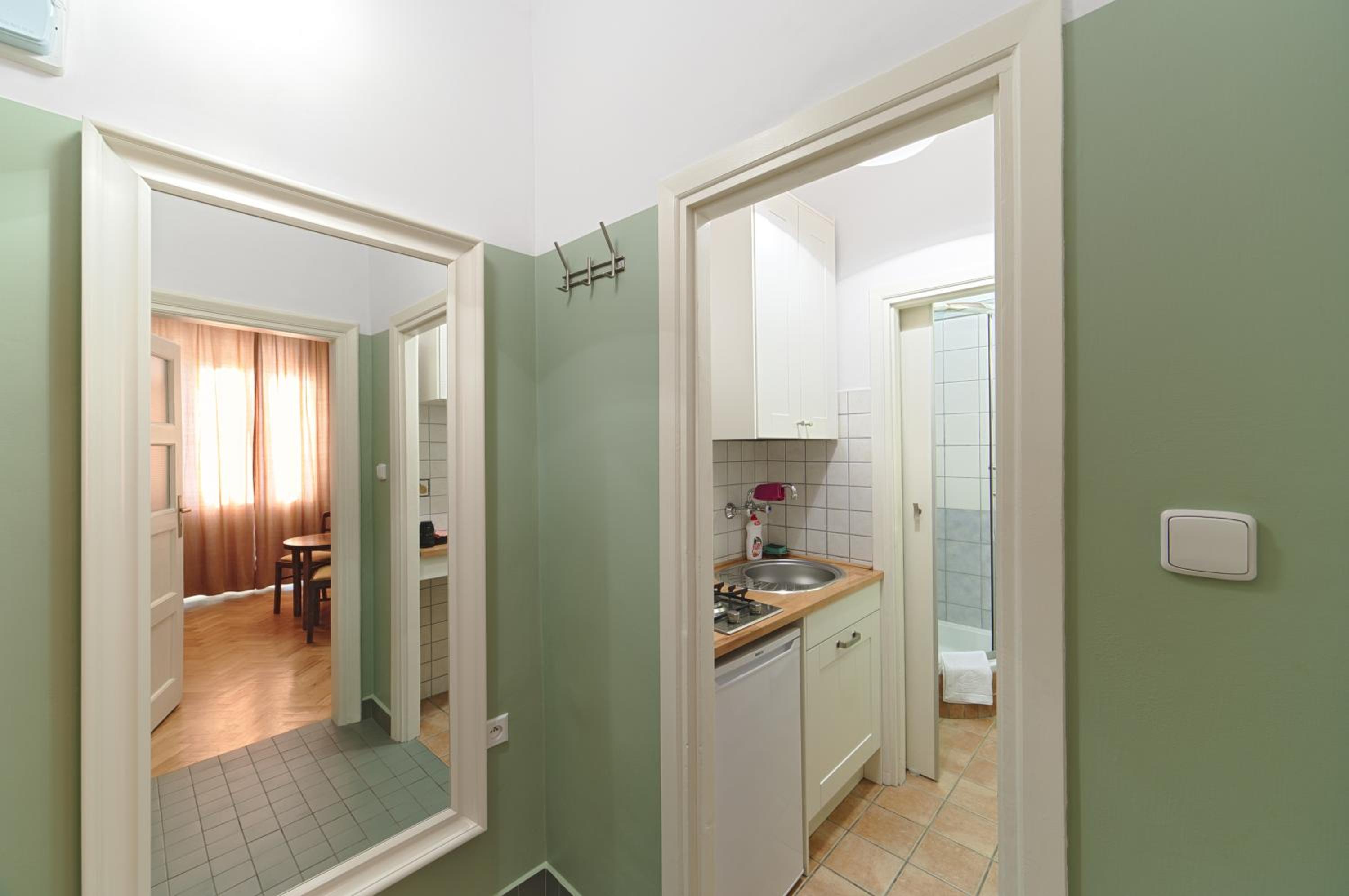 Apartment with Balcony - Photo 44