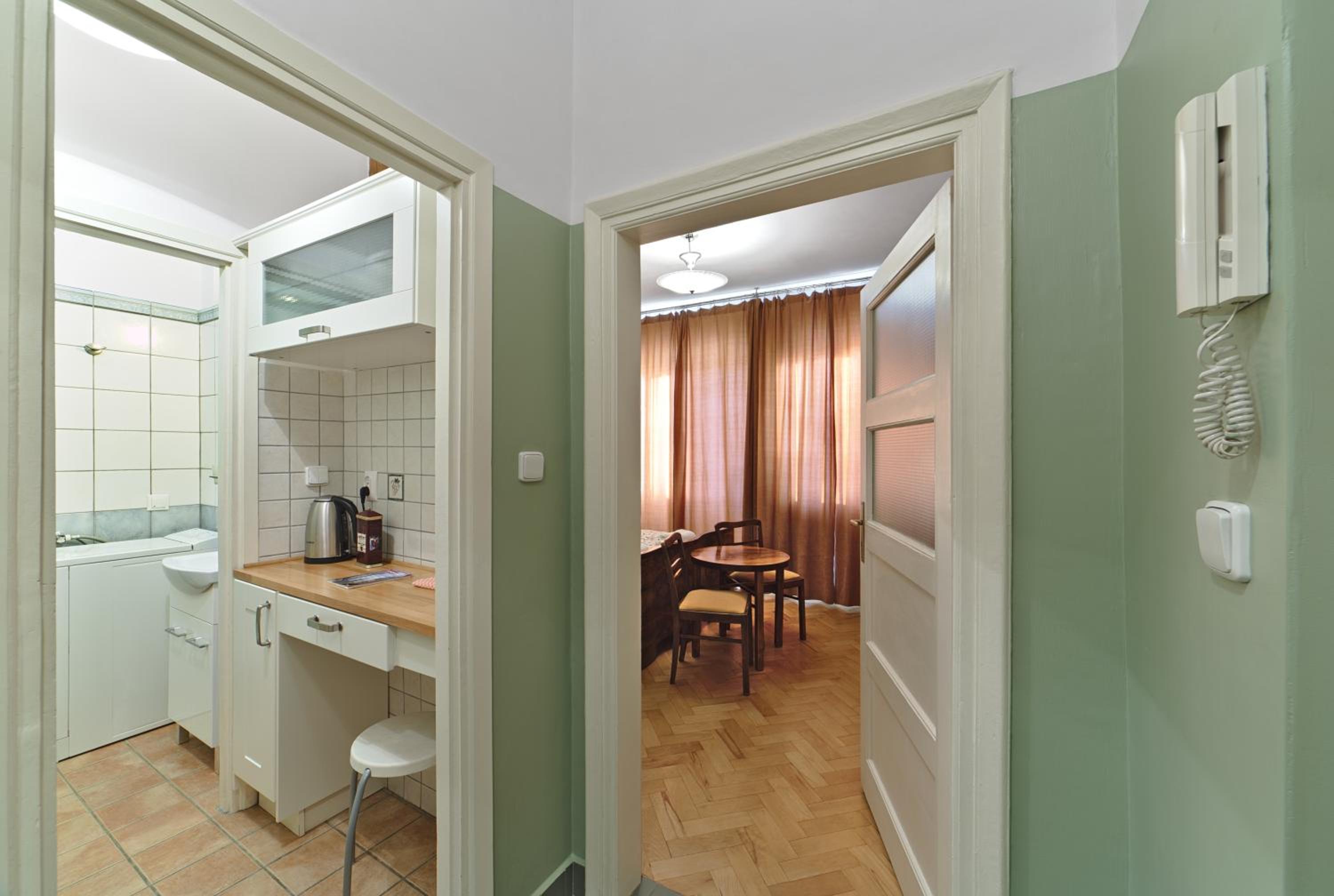 Apartment with Balcony - Photo 49