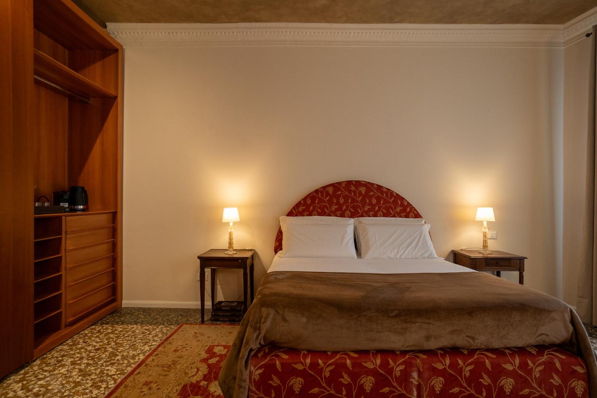 Deluxe Double Room with Balcony photo 2