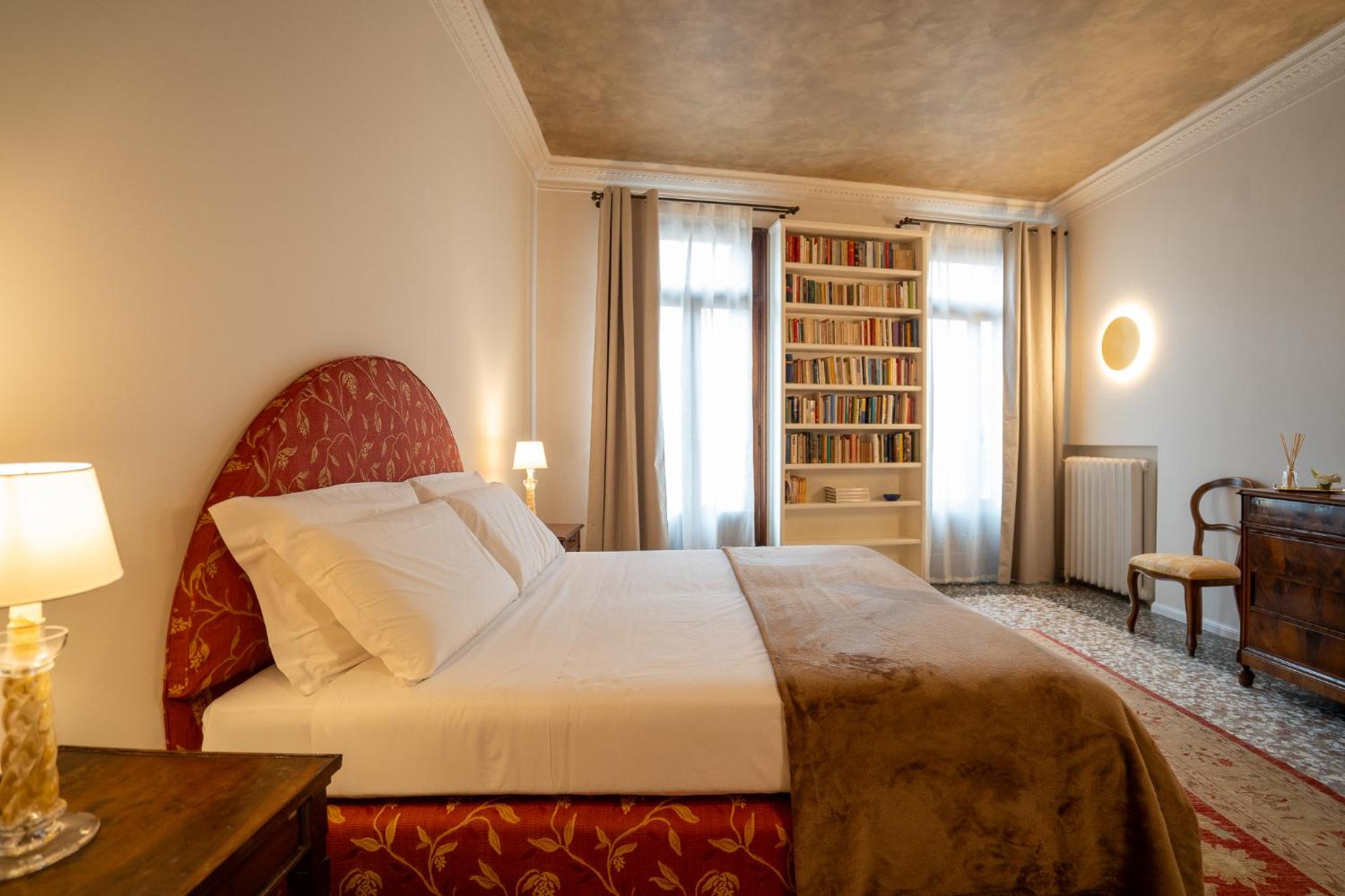 Deluxe Double Room with Balcony photo 3