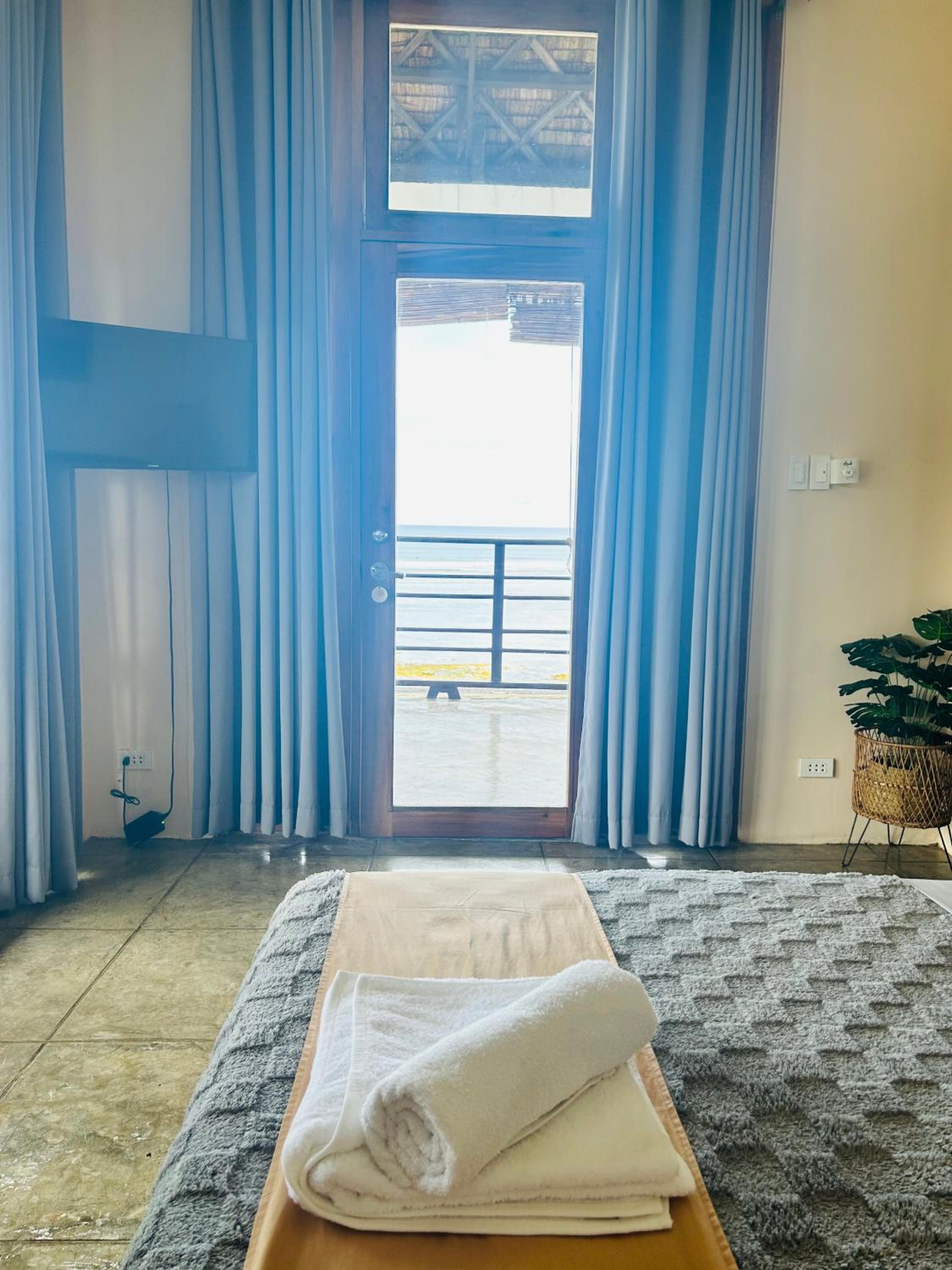 Queen Room with Baclony and Beachfront View photo 3