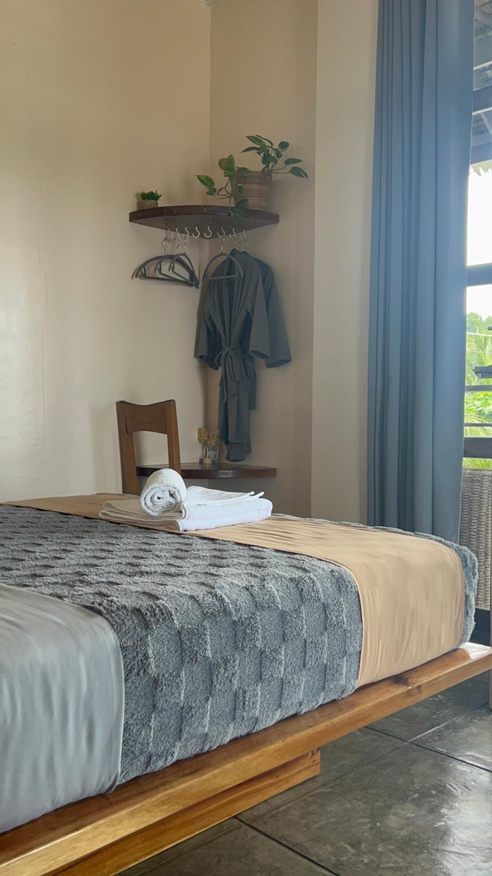 Queen Room with Baclony and Beachfront View photo 2