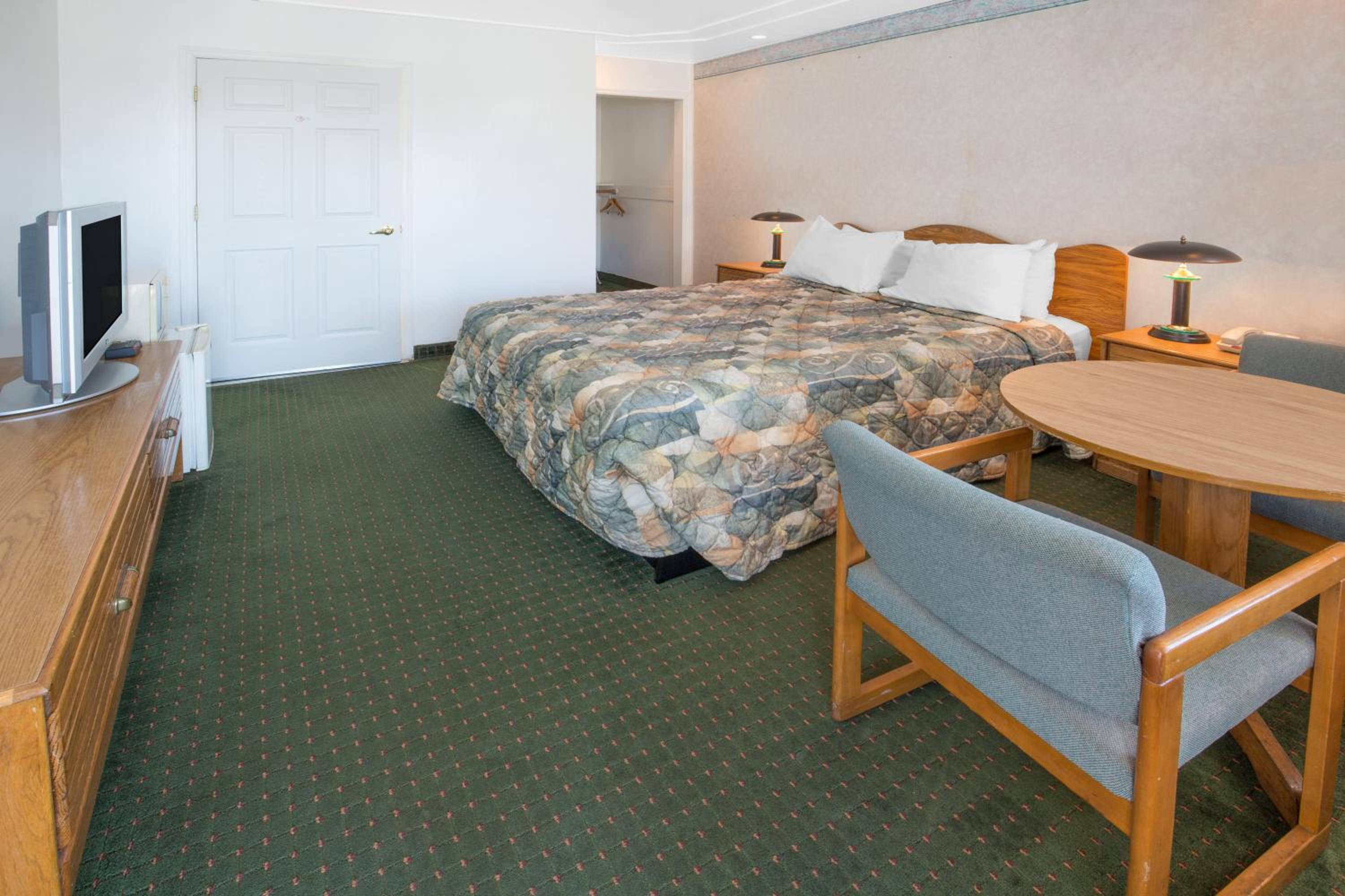 Queen Room - Disability Access - Non-Smoking photo 1