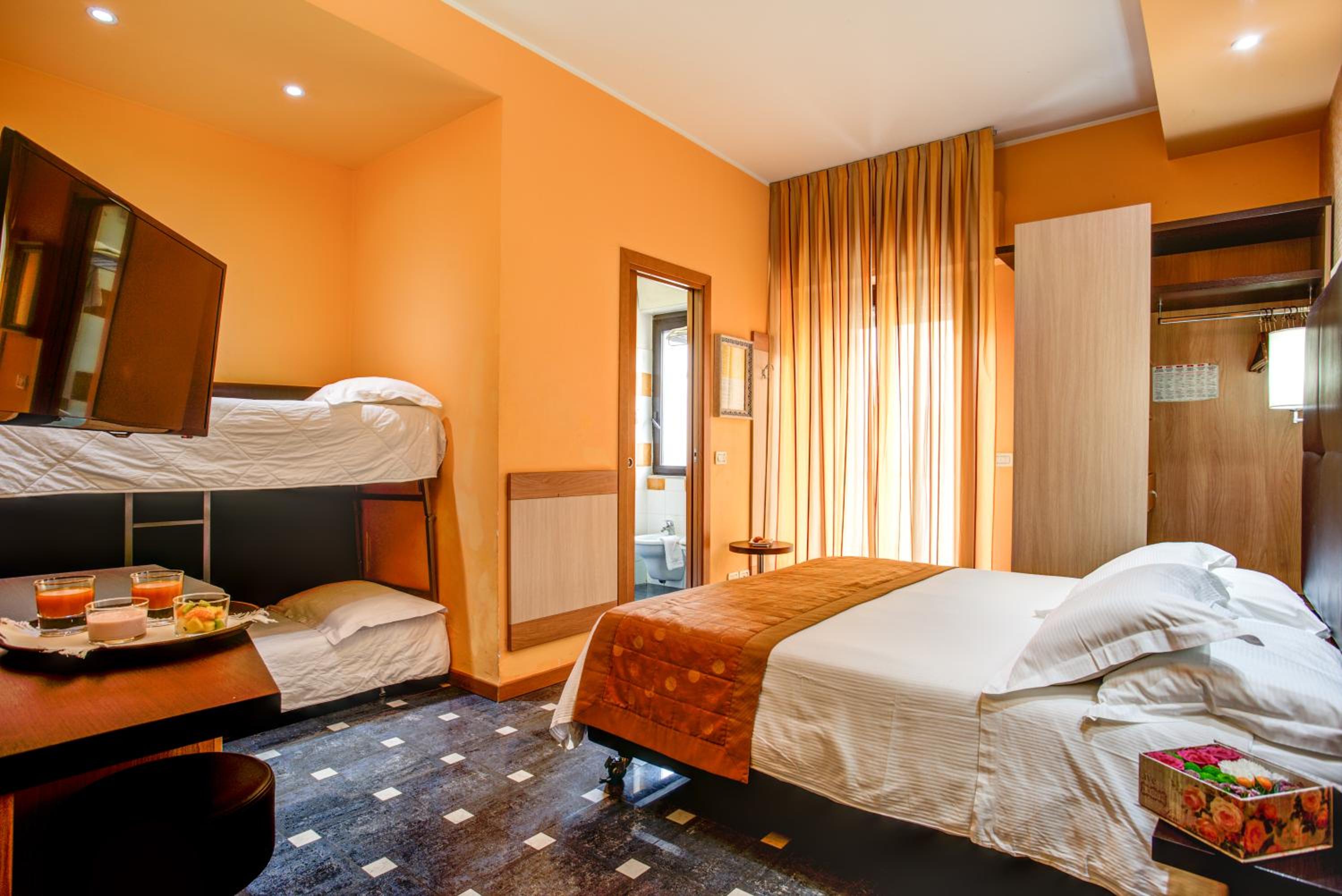 Superior Quadruple Room with Balcony  - Photo 2