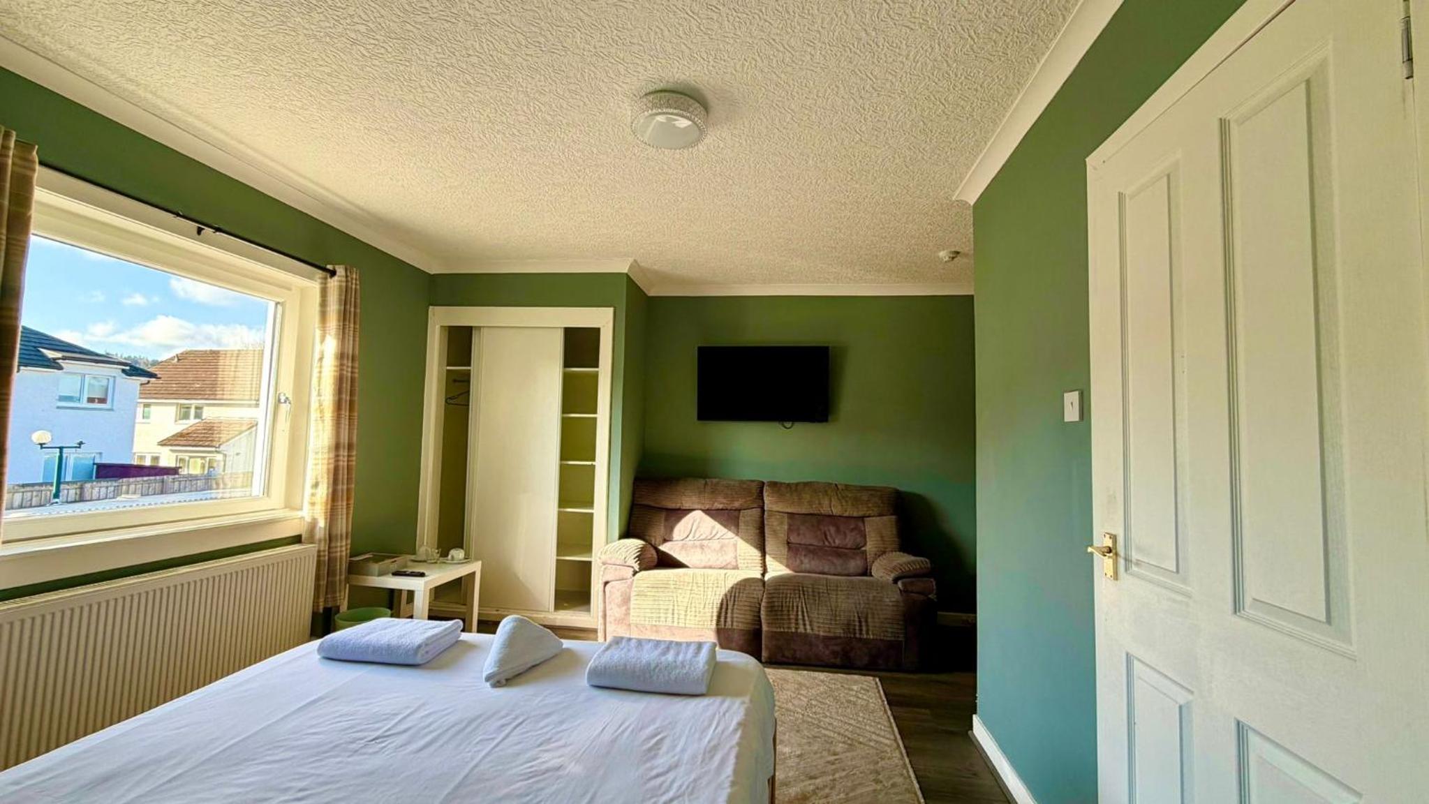 Double Room with Private Bathroom - Photo 2