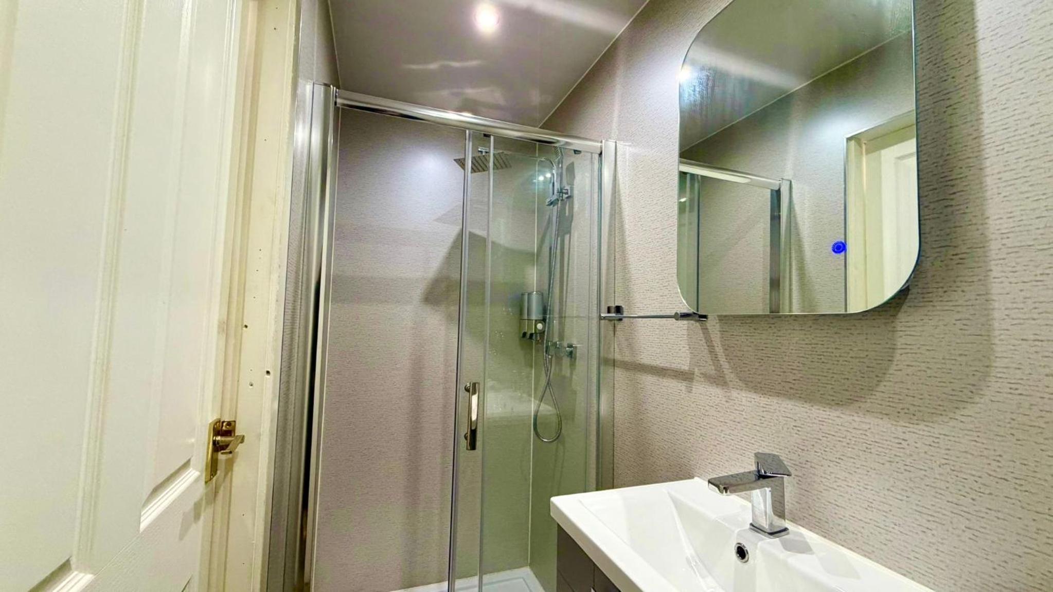 Double Room with Private Bathroom - Photo 4