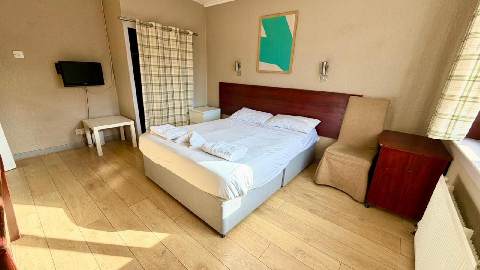 Double Room with Shared Bathroom photo 3