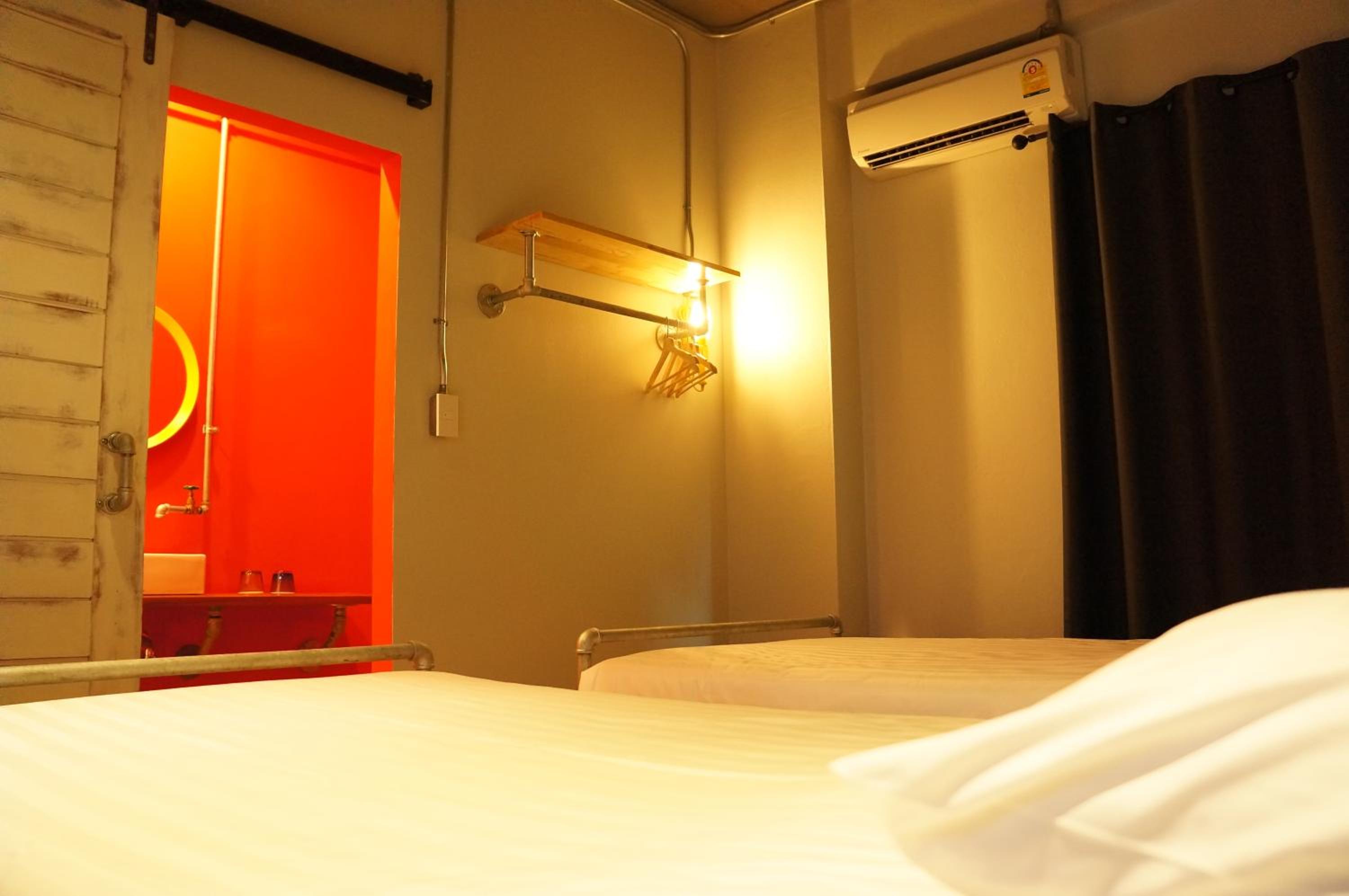 Twin Room with Private Bathroom photo 2
