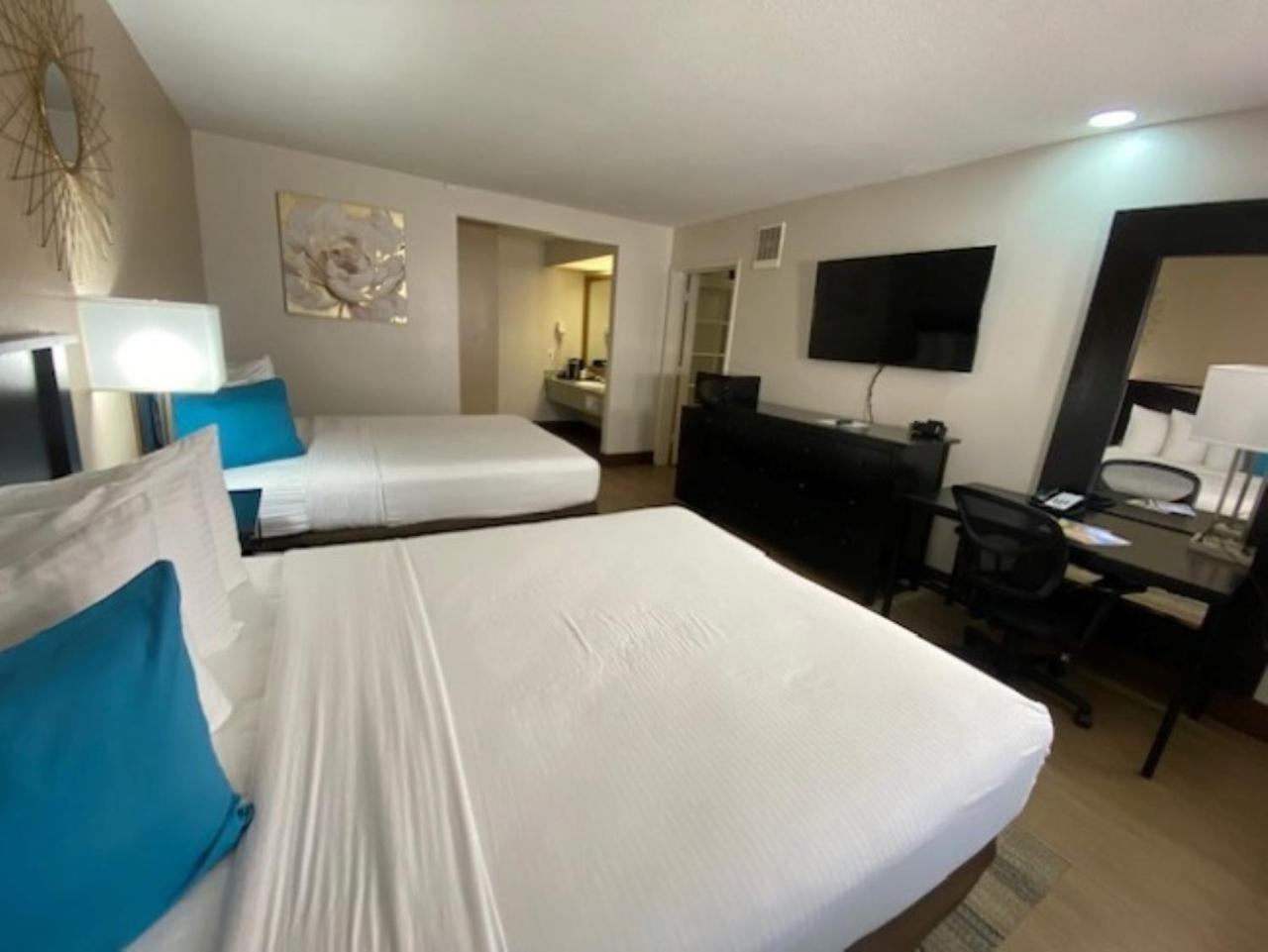 Family Suite with Two Baths-Roll in Shower