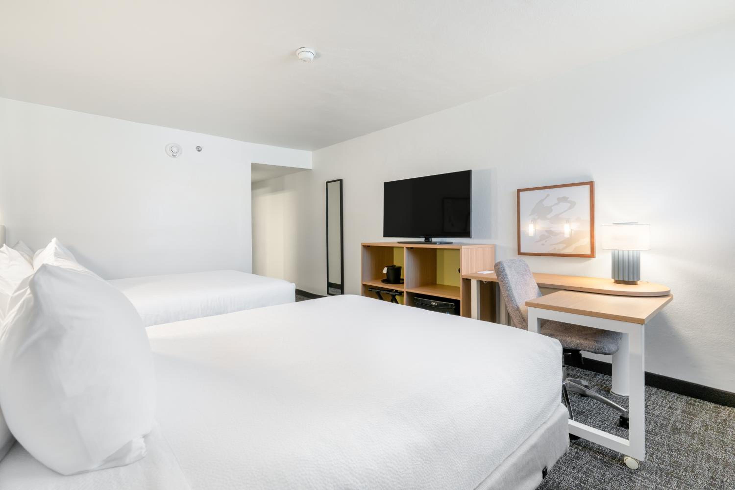Queen Room with Two Queen Beds - Photo 4