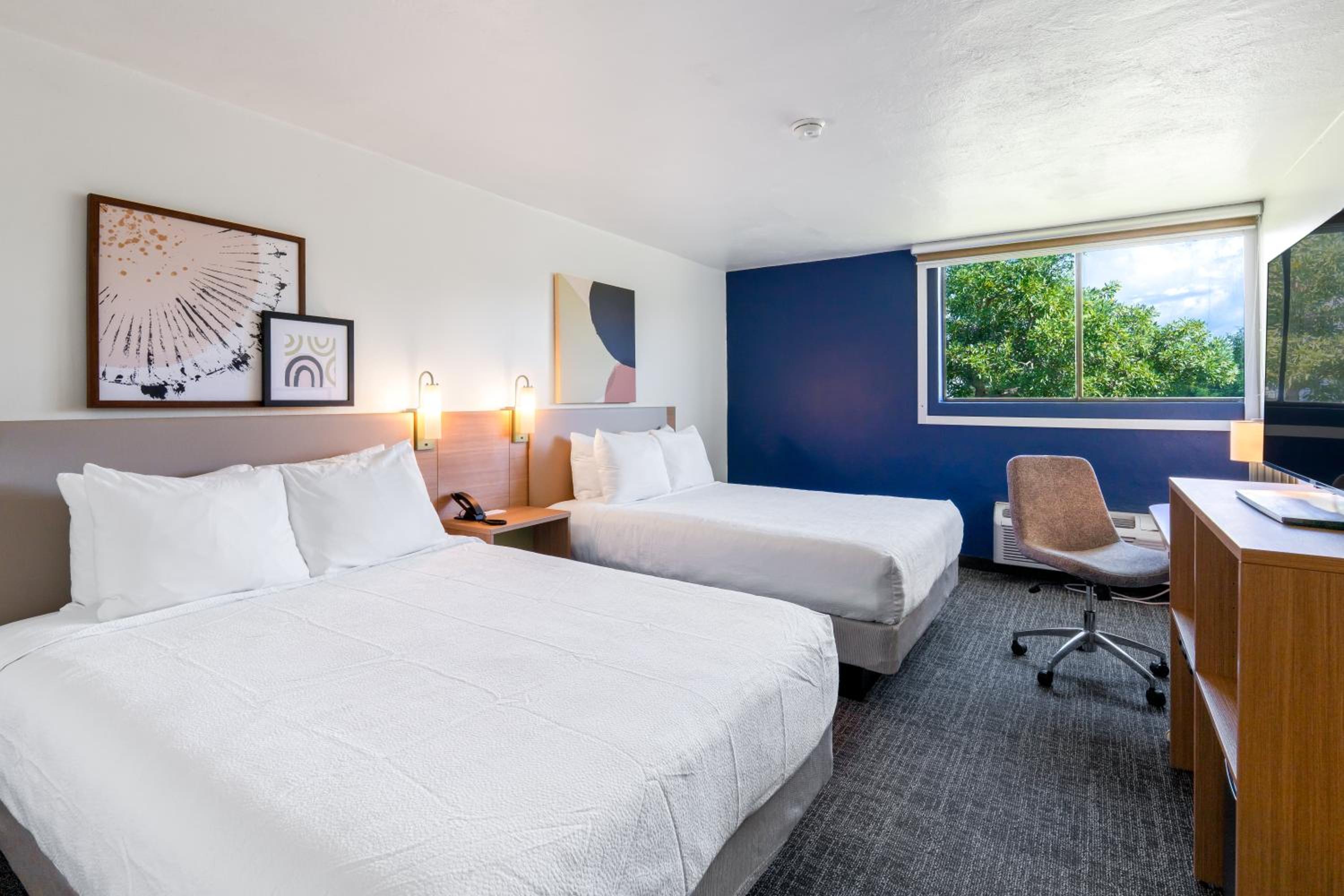 Queen Room with Two Queen Beds - Photo 3